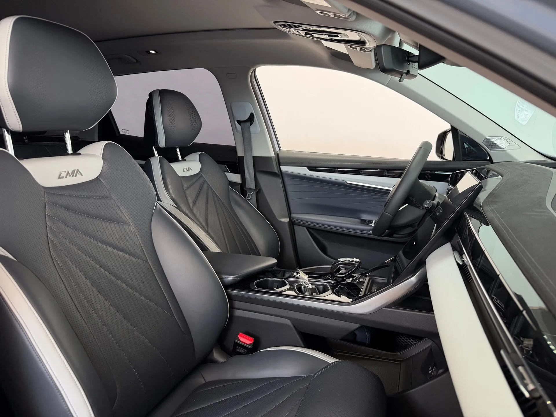 Geely Atlas — фото 35 из 44