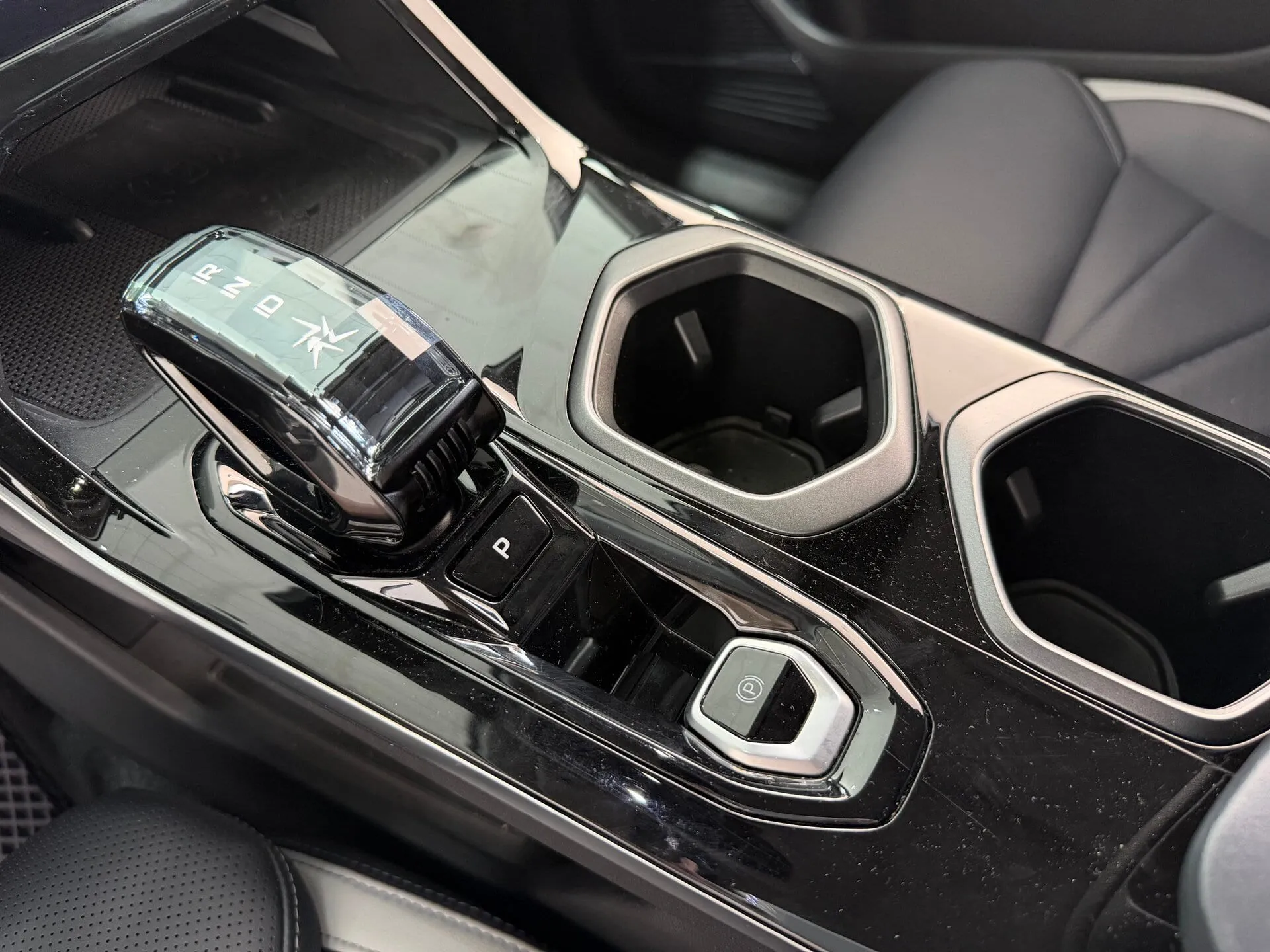 Geely Atlas — фото 14 из 44