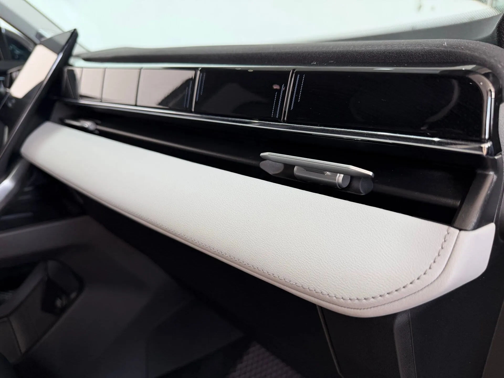Geely Atlas — фото 32 из 44