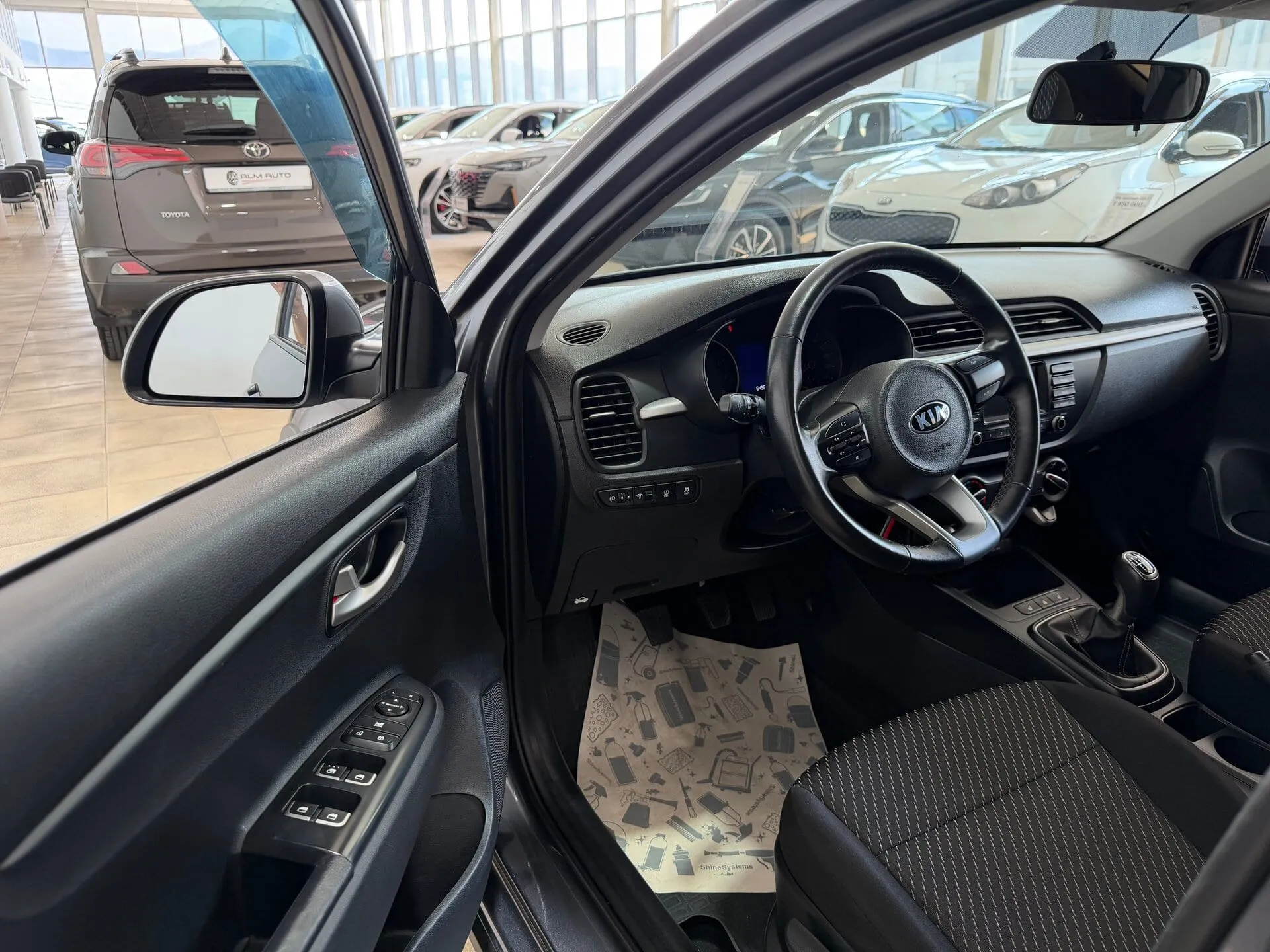 Kia Rio — фото 8 из 36