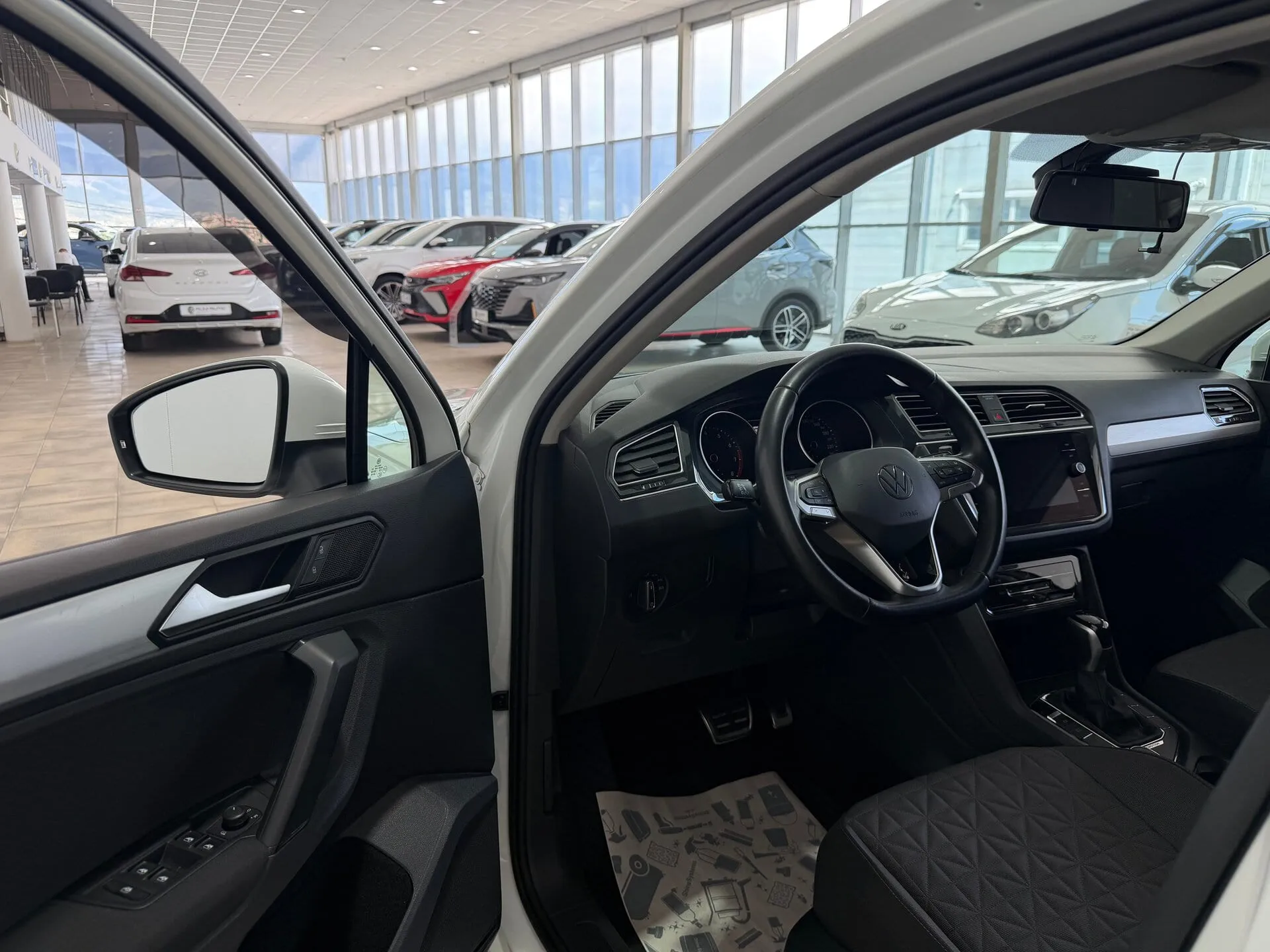 Volkswagen Tiguan — фото 8 из 36