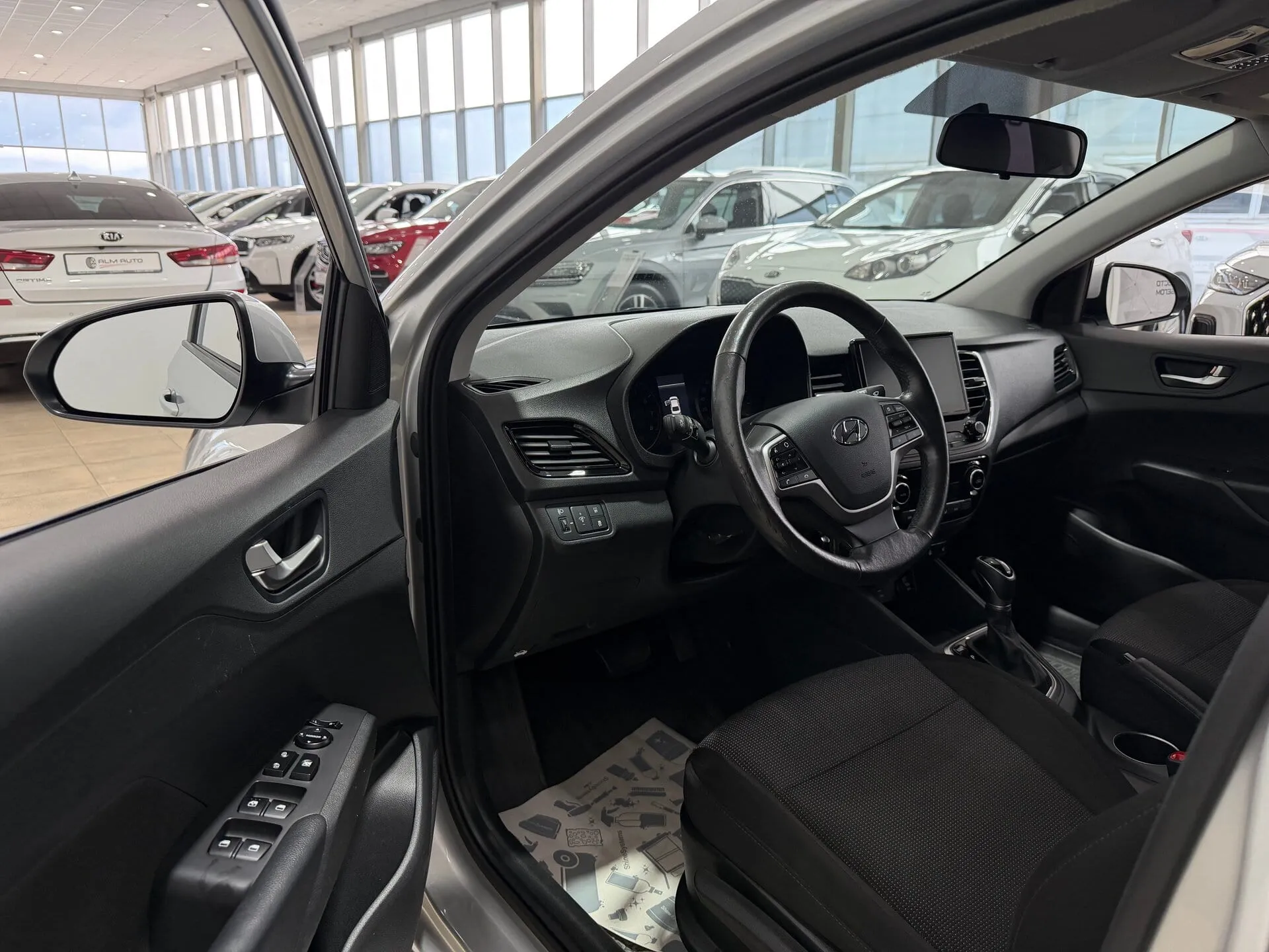 Hyundai Solaris — фото 8 из 37