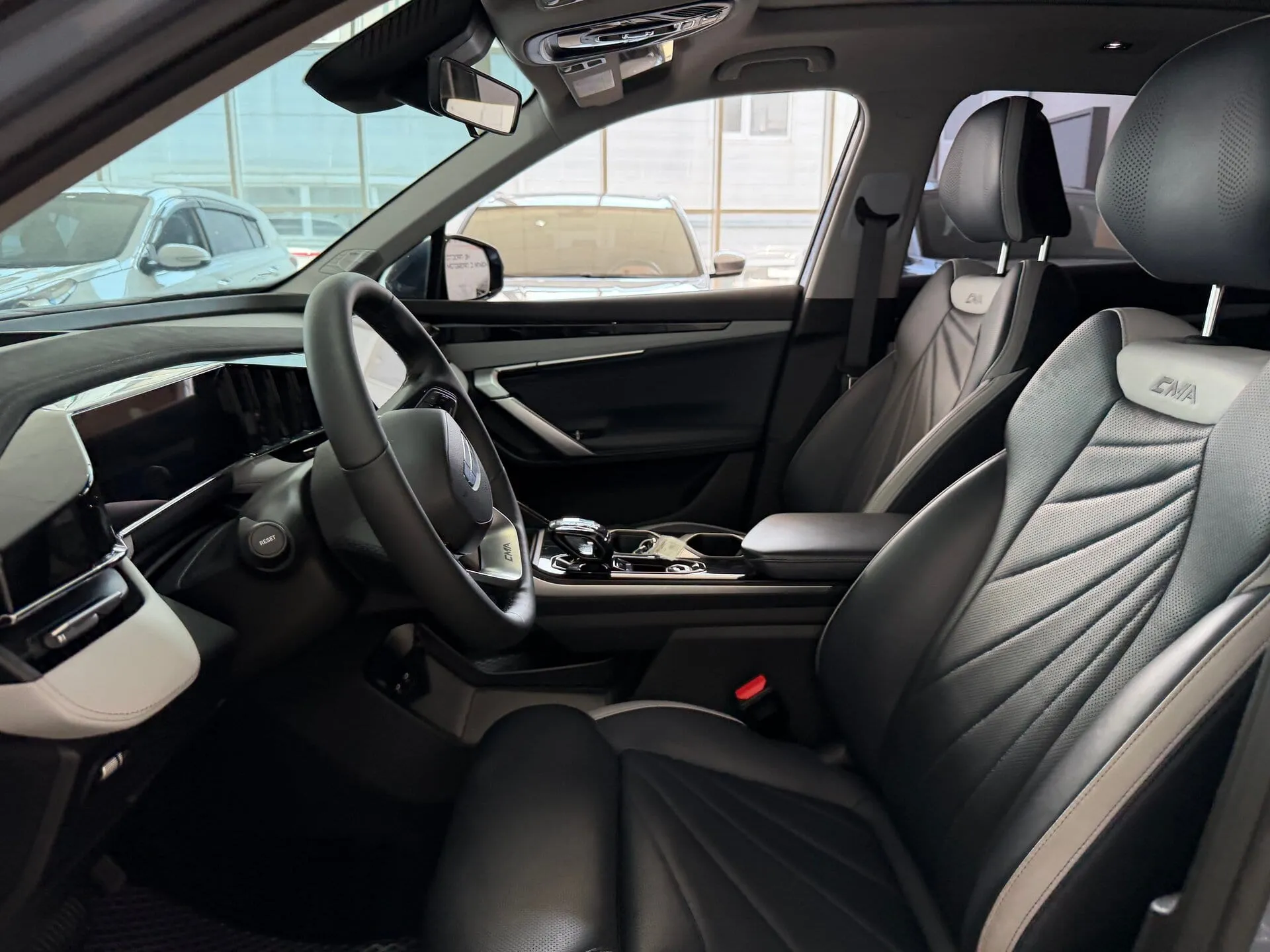 Geely Atlas — фото 39 из 44