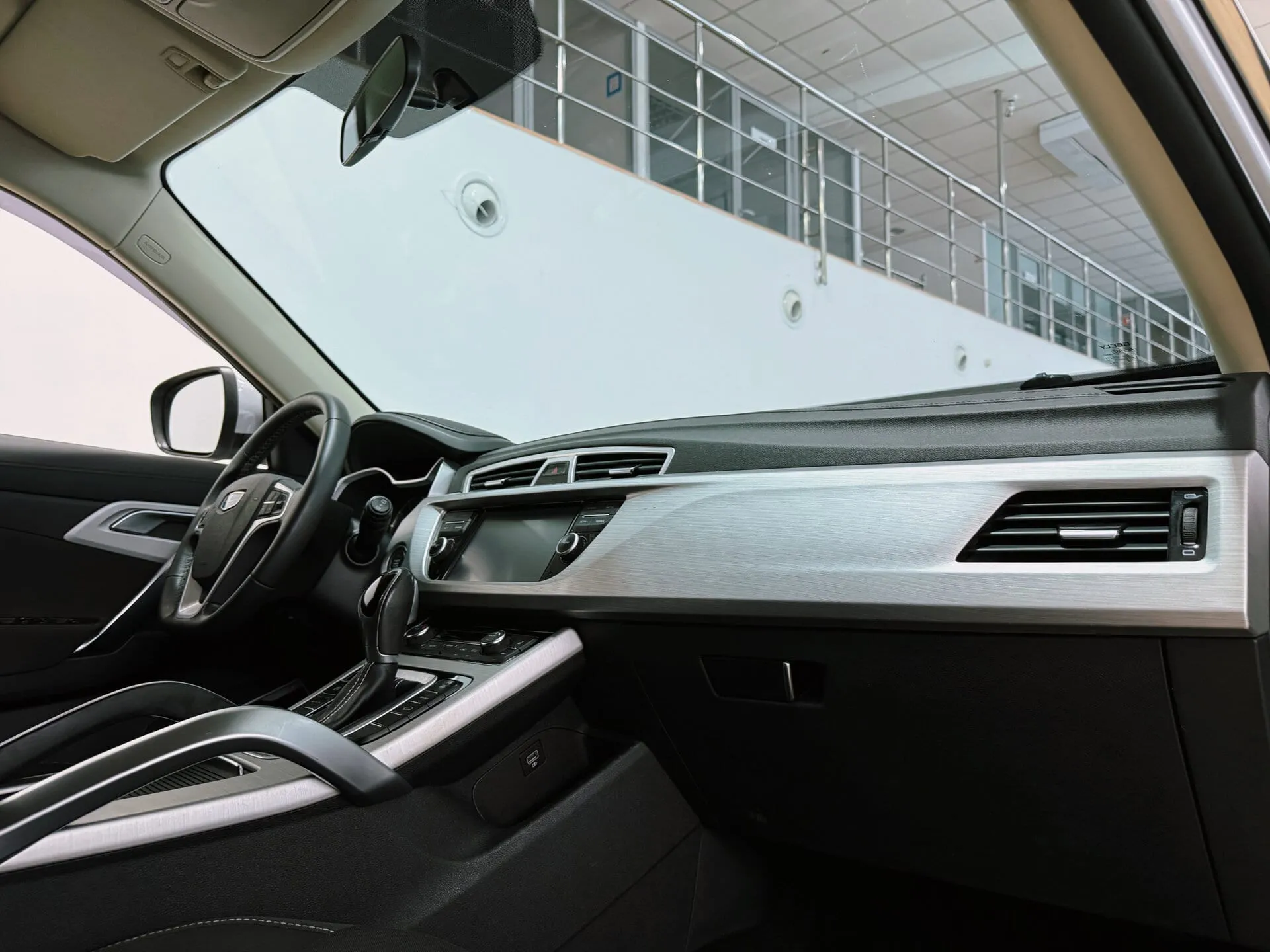 Geely Atlas — фото 10 из 33
