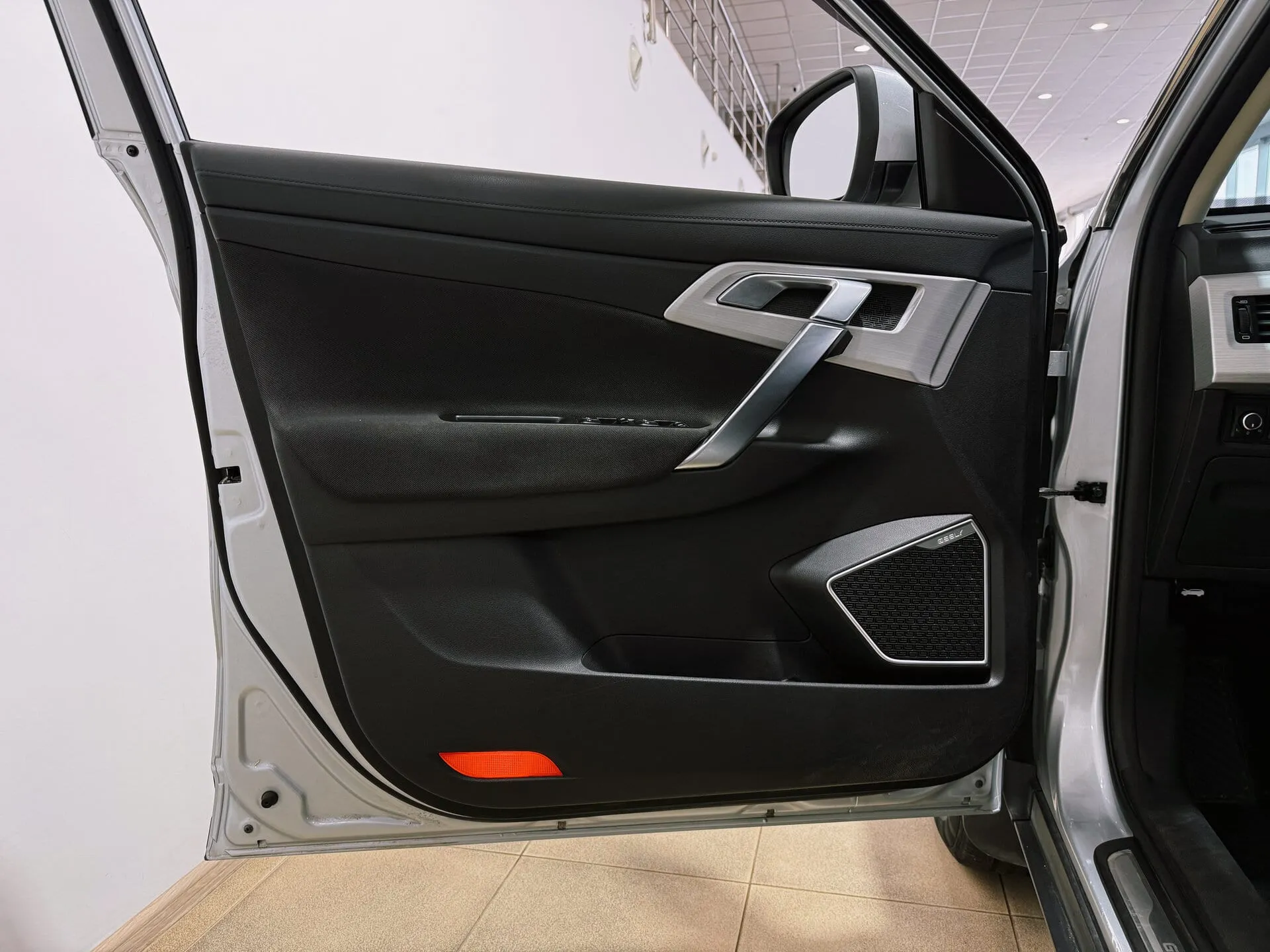 Geely Atlas — фото 28 из 33