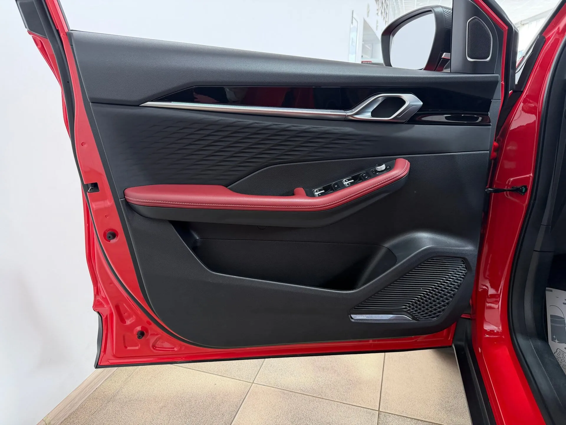 Geely Coolray — фото 31 из 40