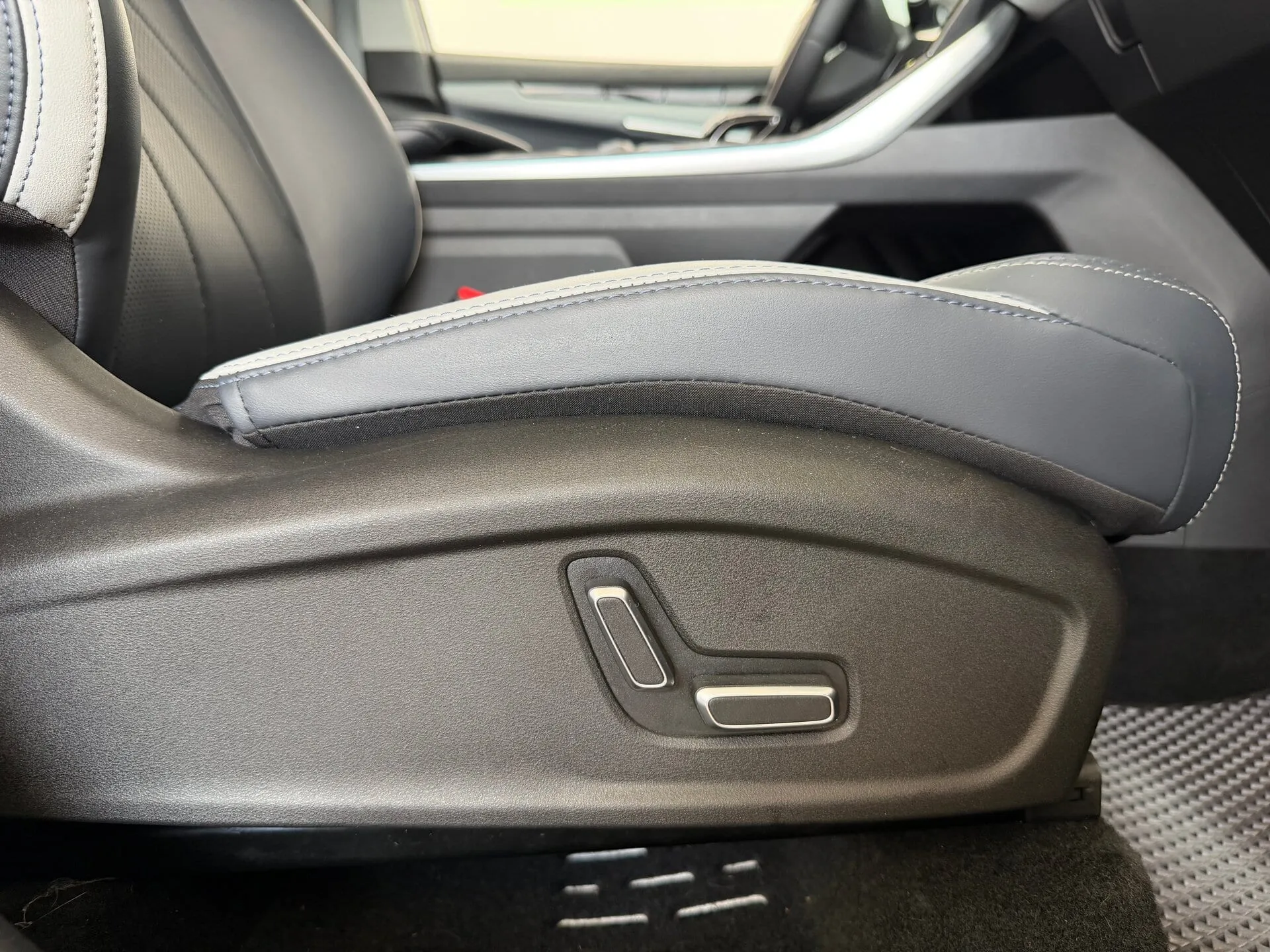 Geely Atlas — фото 33 из 44