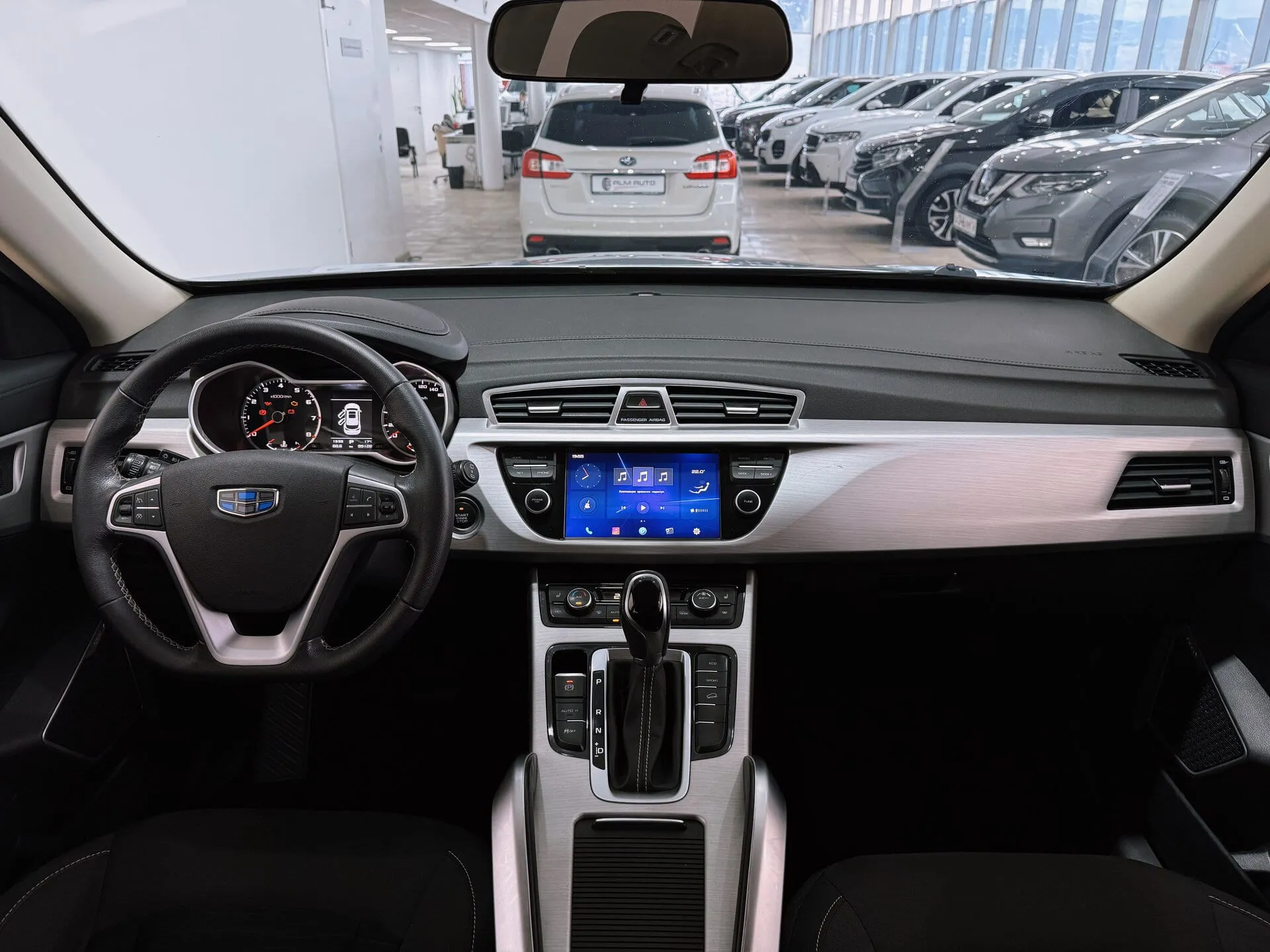 Geely Atlas — фото 9 из 33