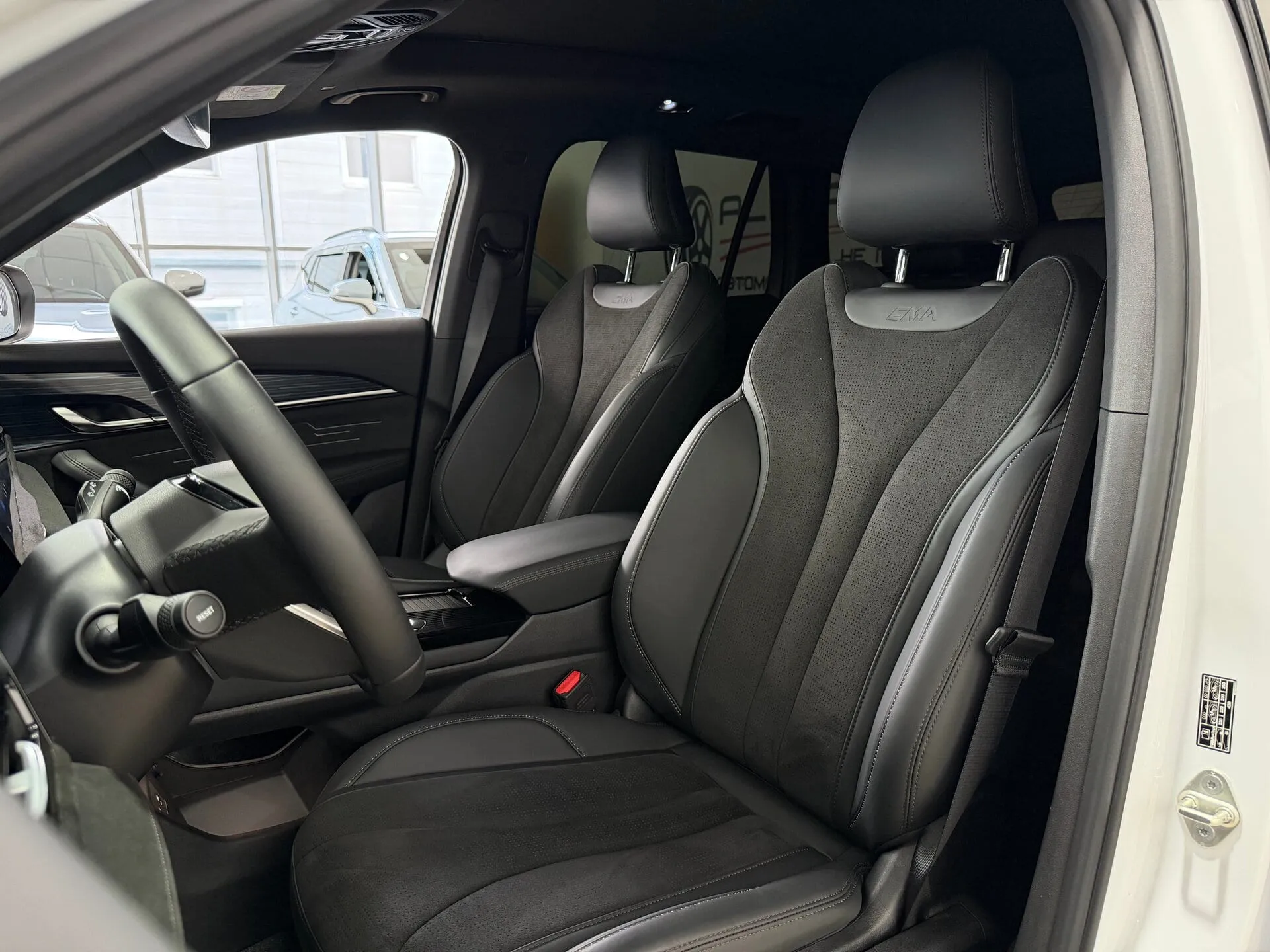Geely Monjaro — фото 33 из 37