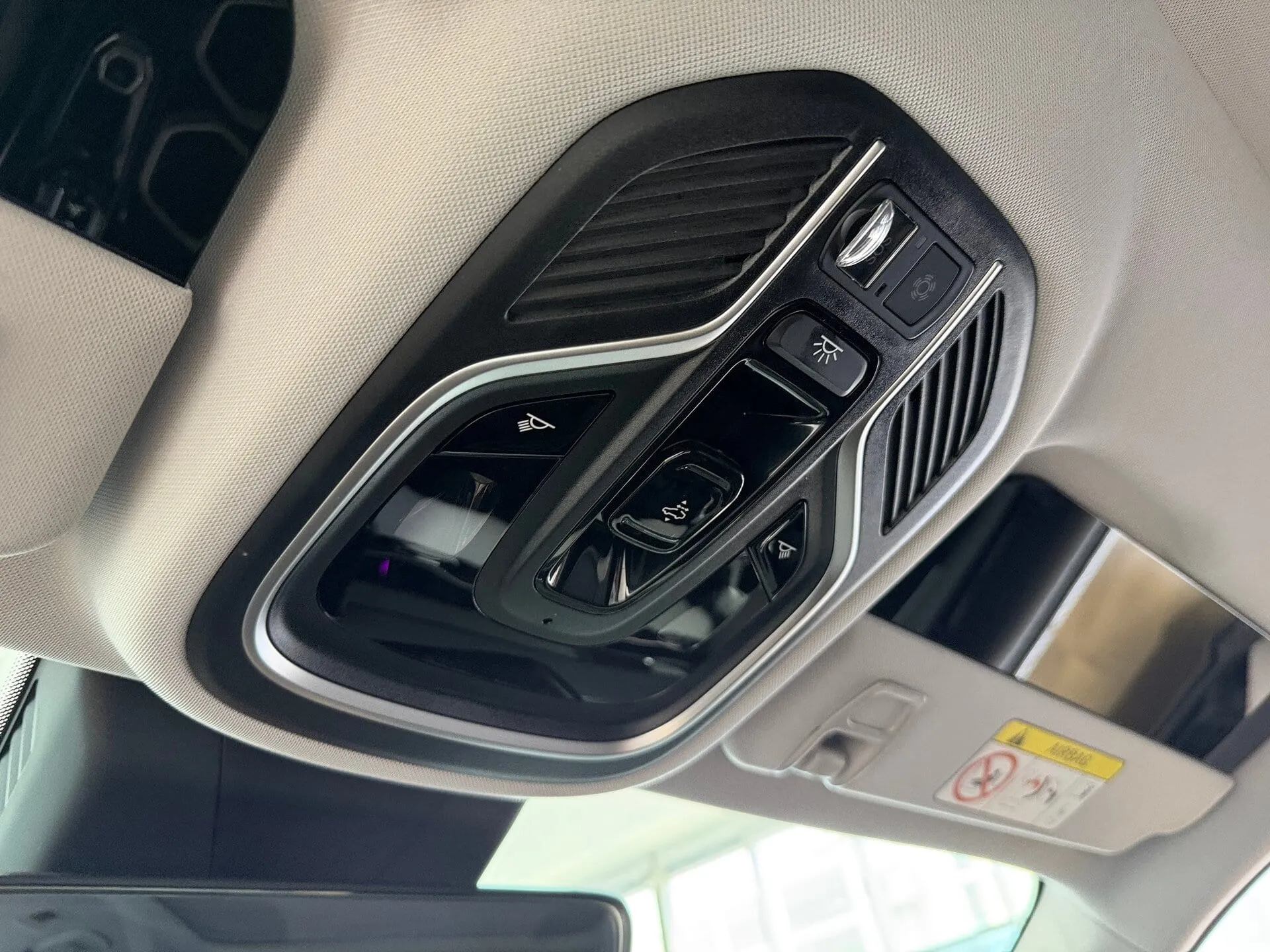 Geely Atlas — фото 41 из 44