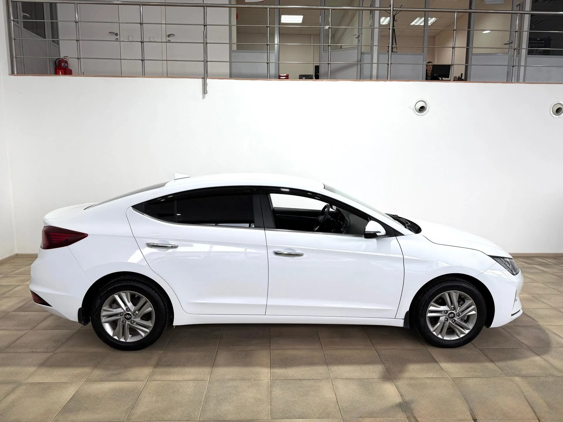 Hyundai Elantra — фото 7 из 34