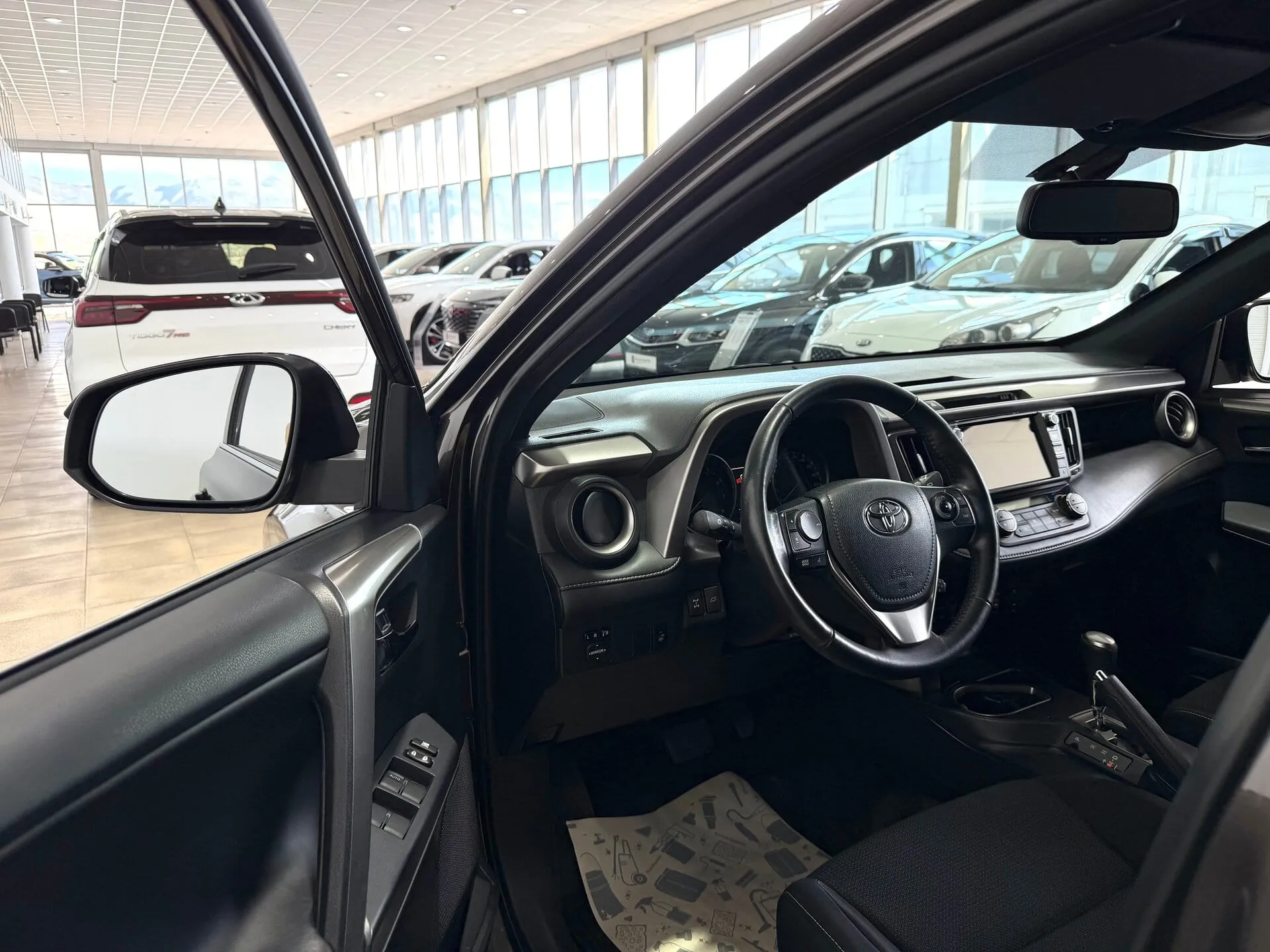 Toyota RAV4 — фото 8 из 39