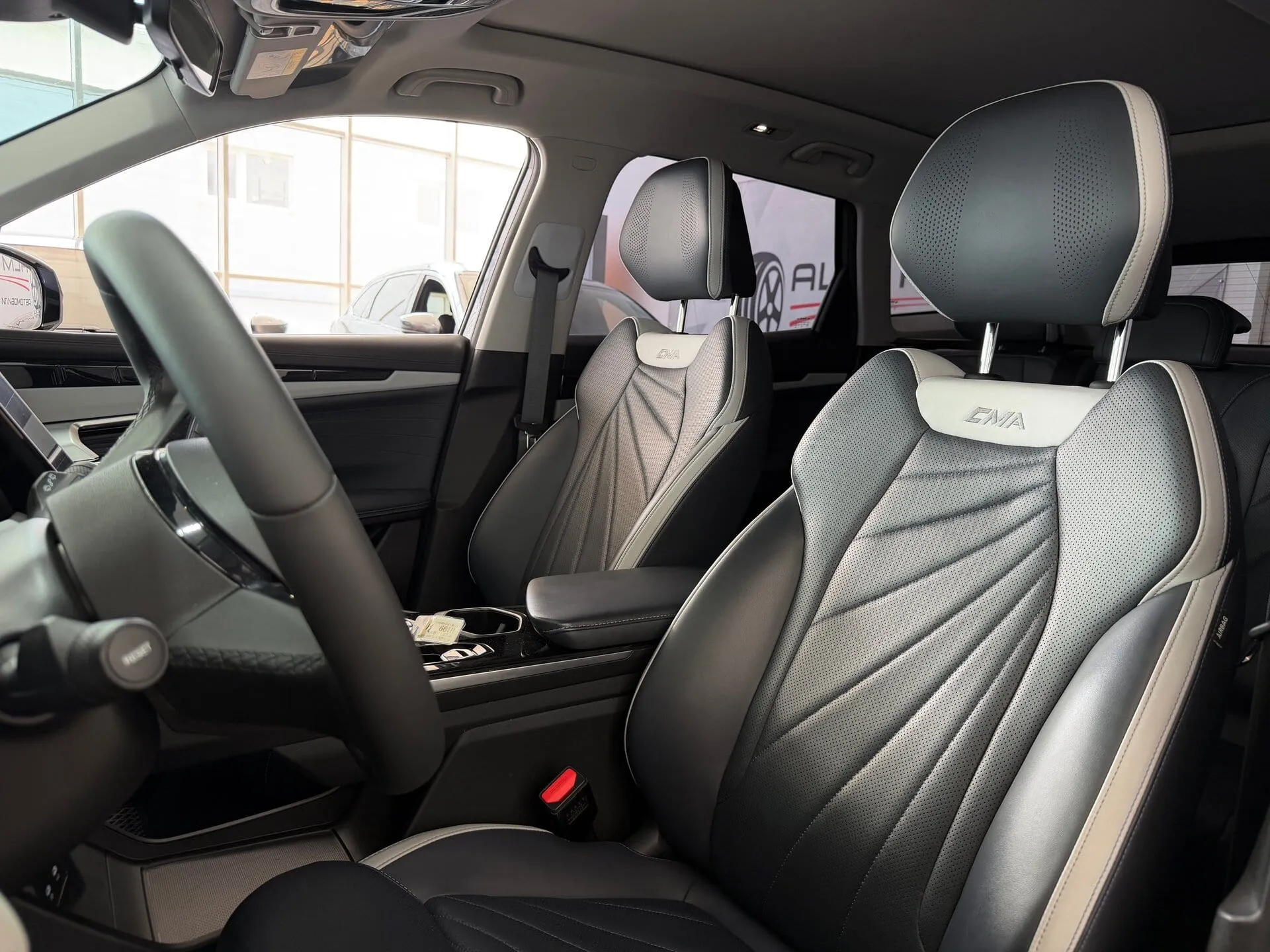Geely Atlas — фото 40 из 44