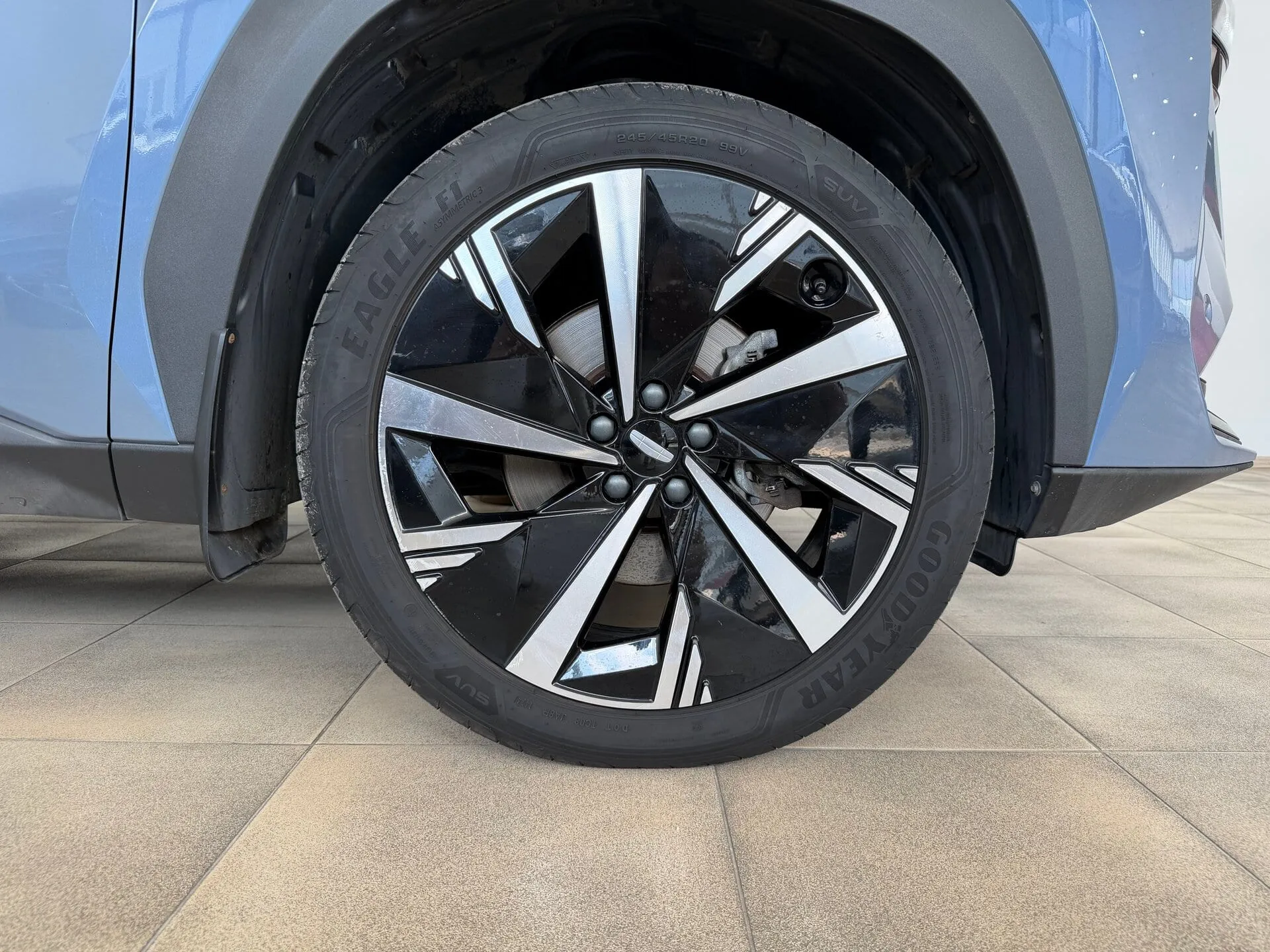 Geely Atlas — фото 43 из 44