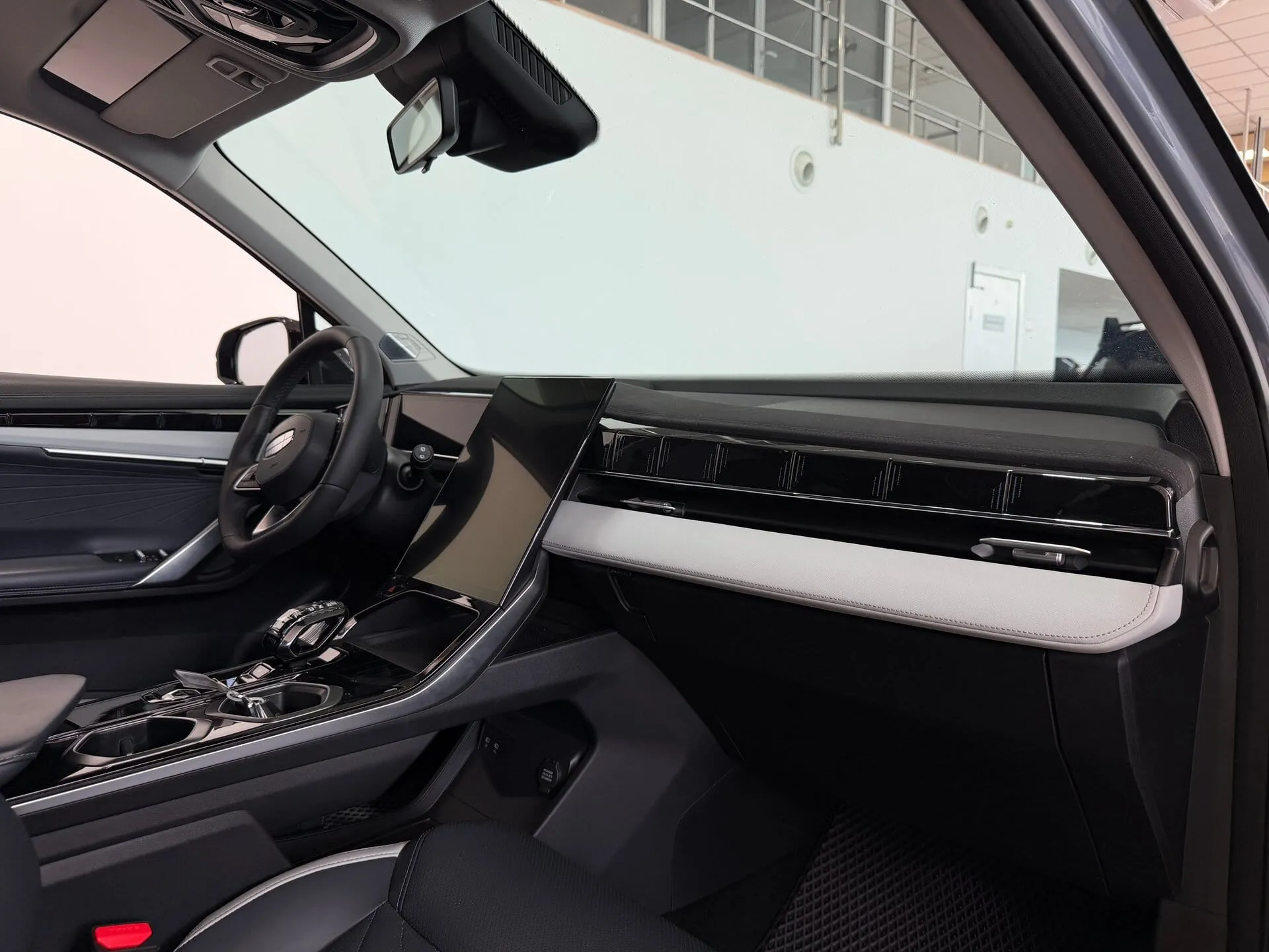 Geely Atlas — фото 10 из 44