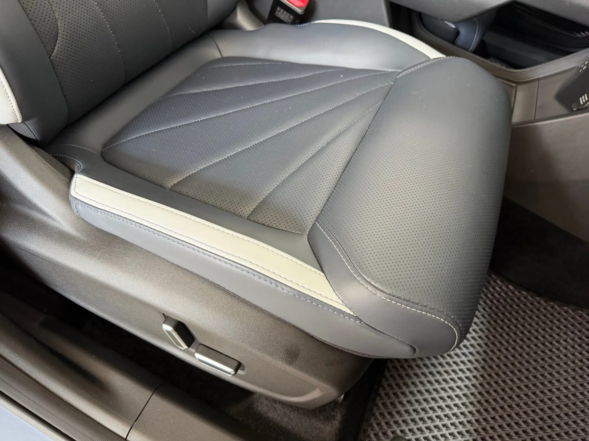 Geely Atlas — фото 34 из 44