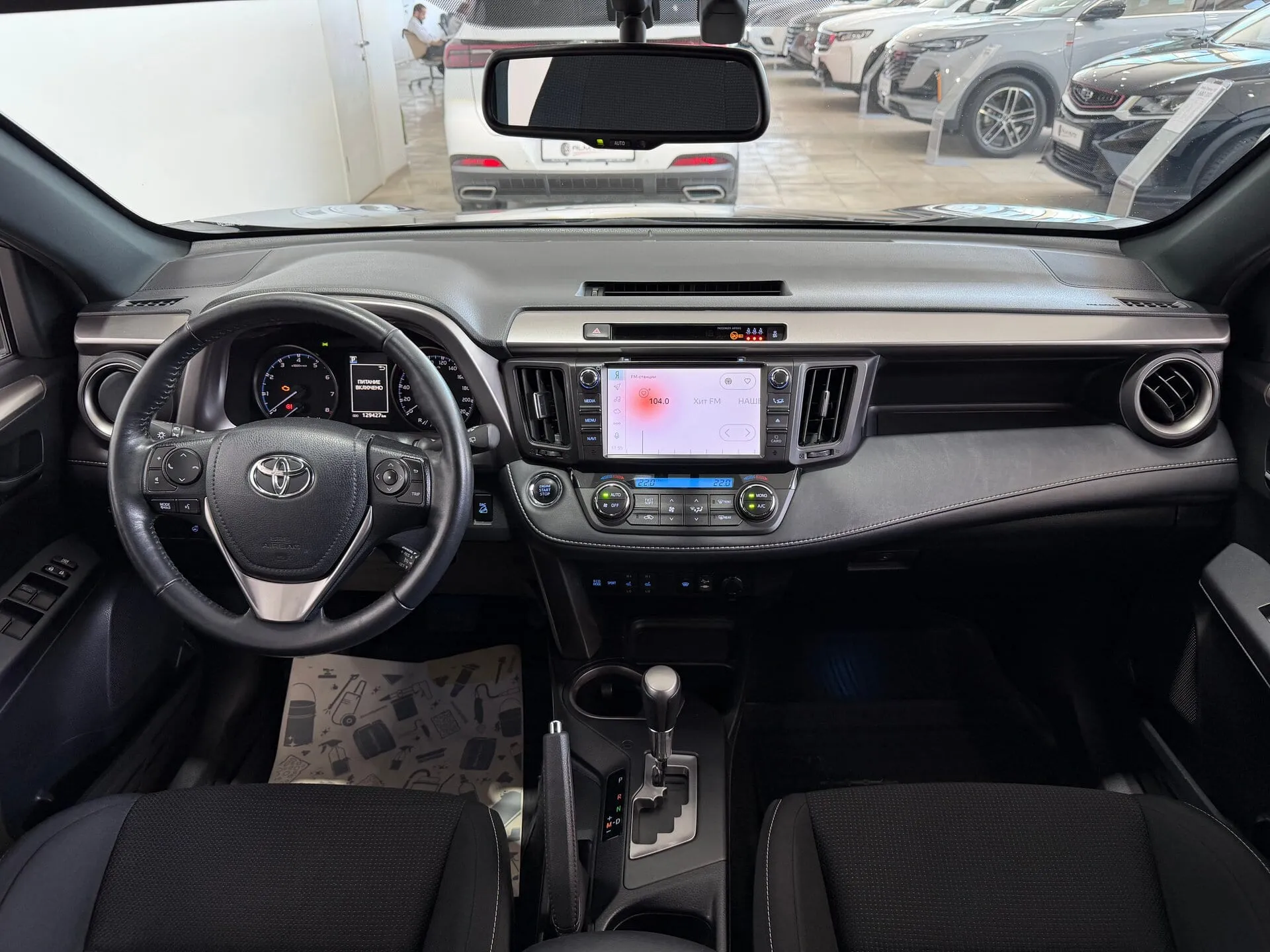 Toyota RAV4 — фото 9 из 39