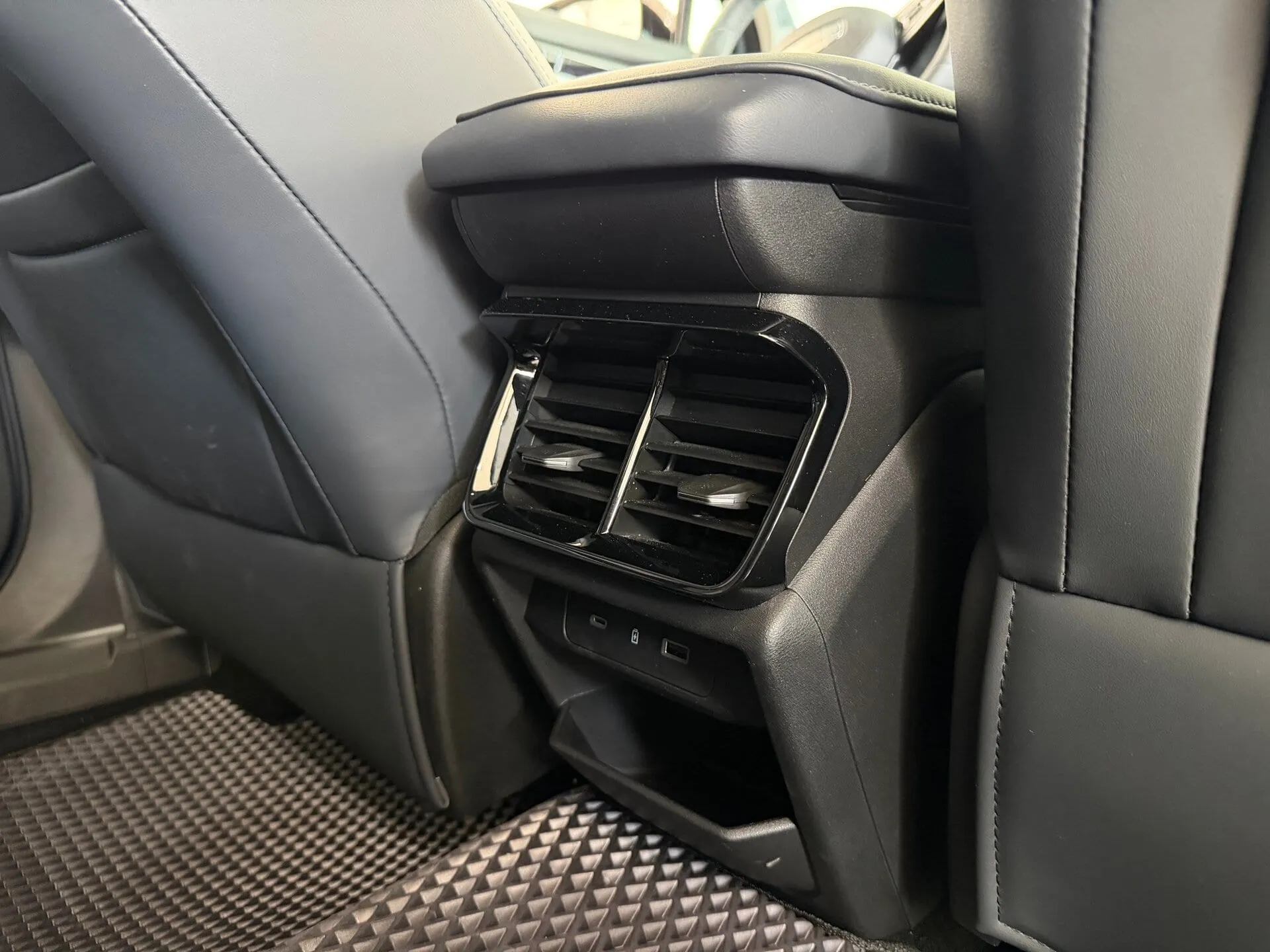 Geely Atlas — фото 30 из 44