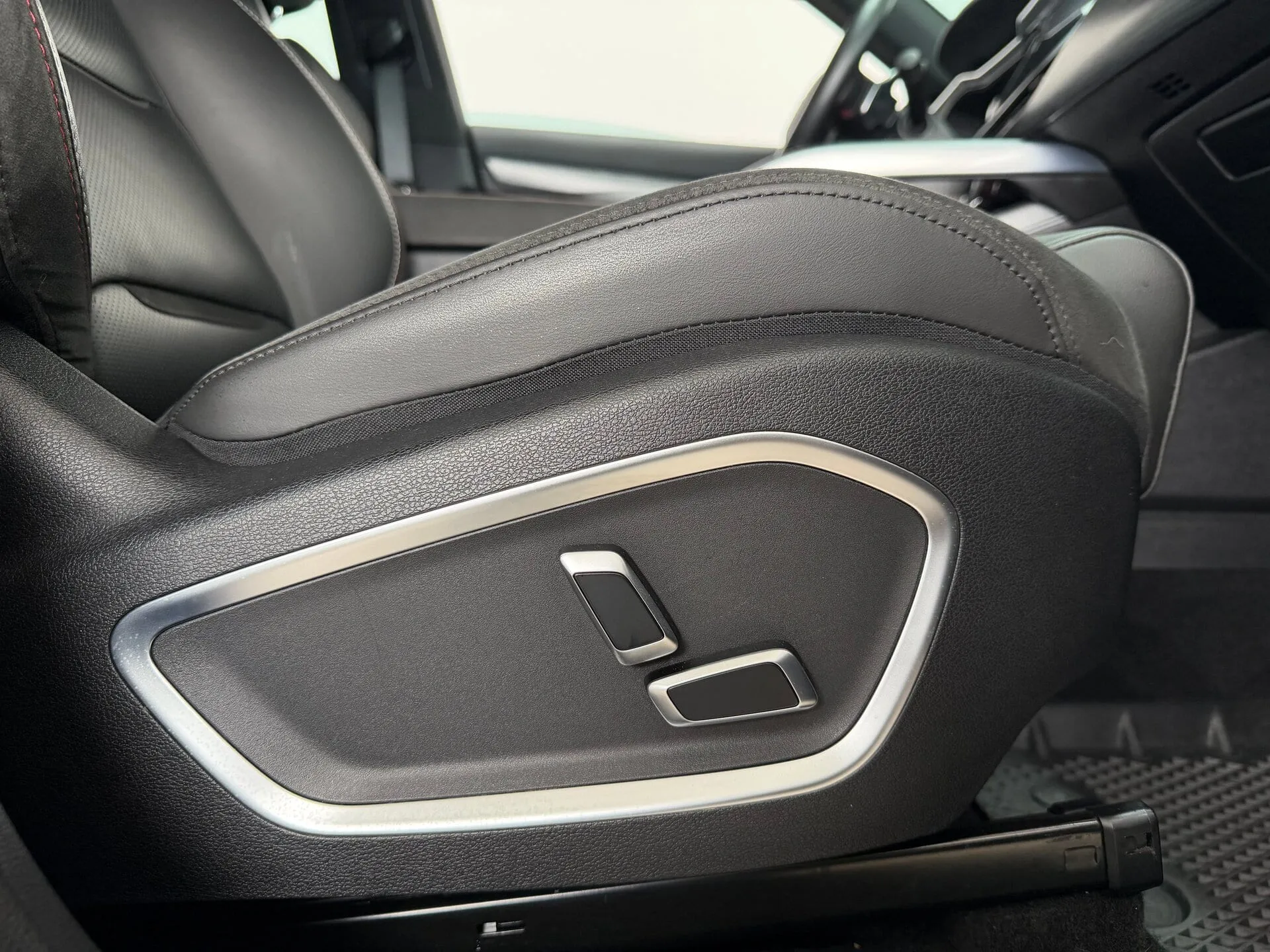 Geely Tugella — фото 30 из 41