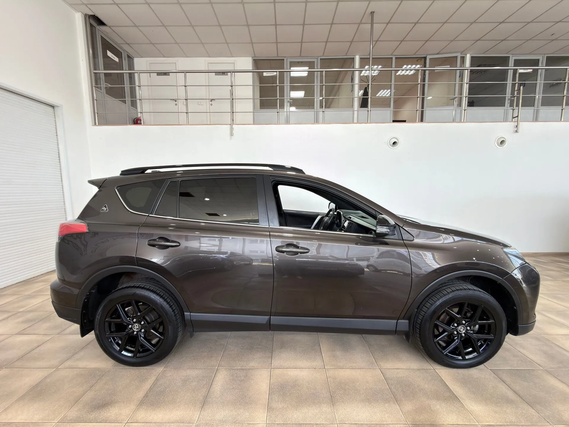 Toyota RAV4 — фото 7 из 39