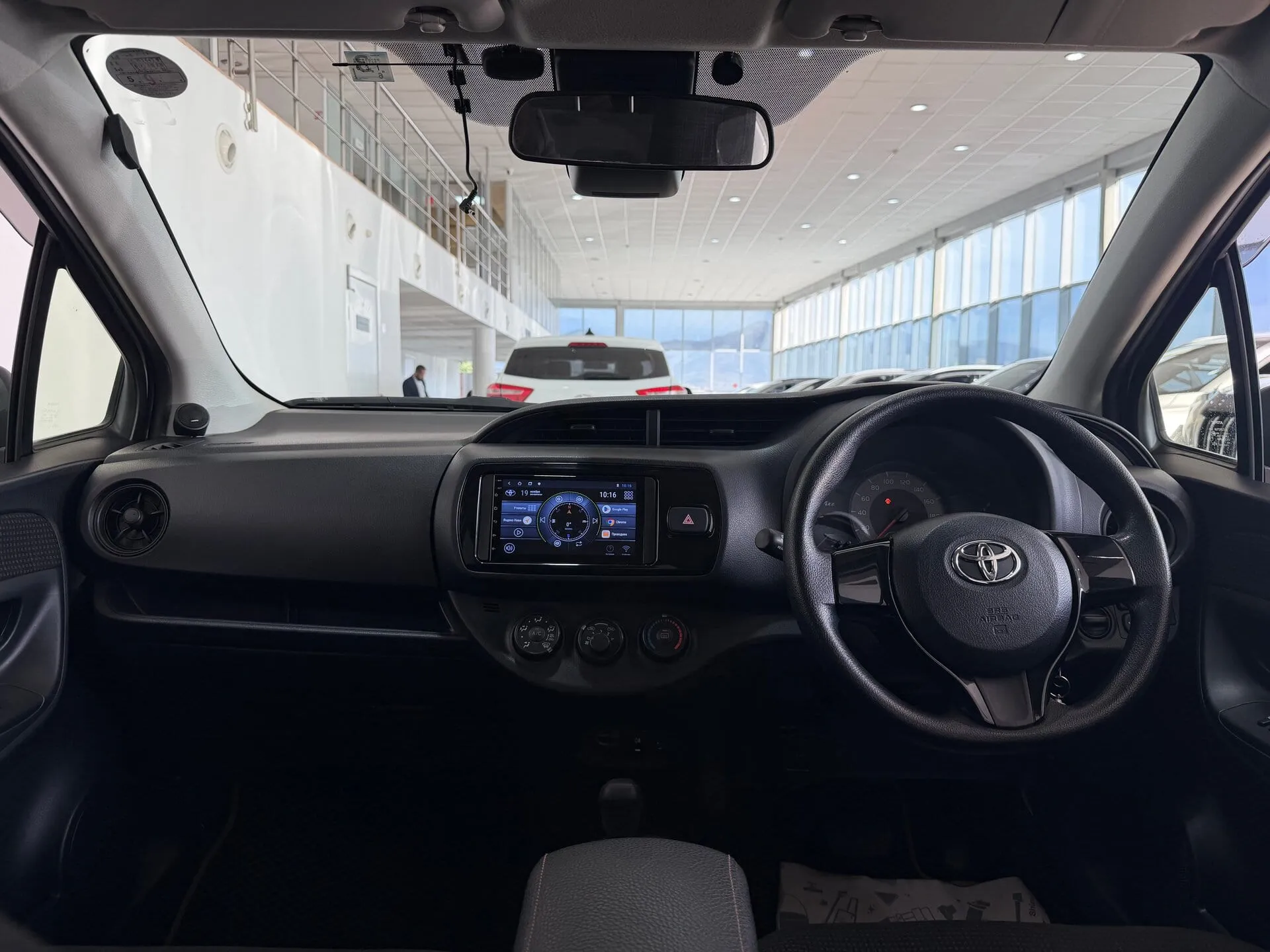 Toyota Vitz — фото 9 из 33