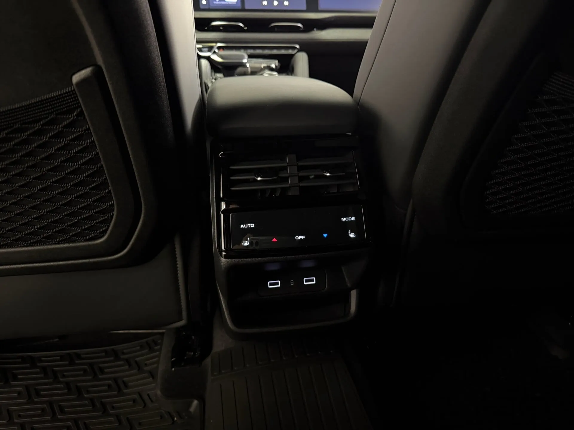 Geely Monjaro — фото 35 из 37
