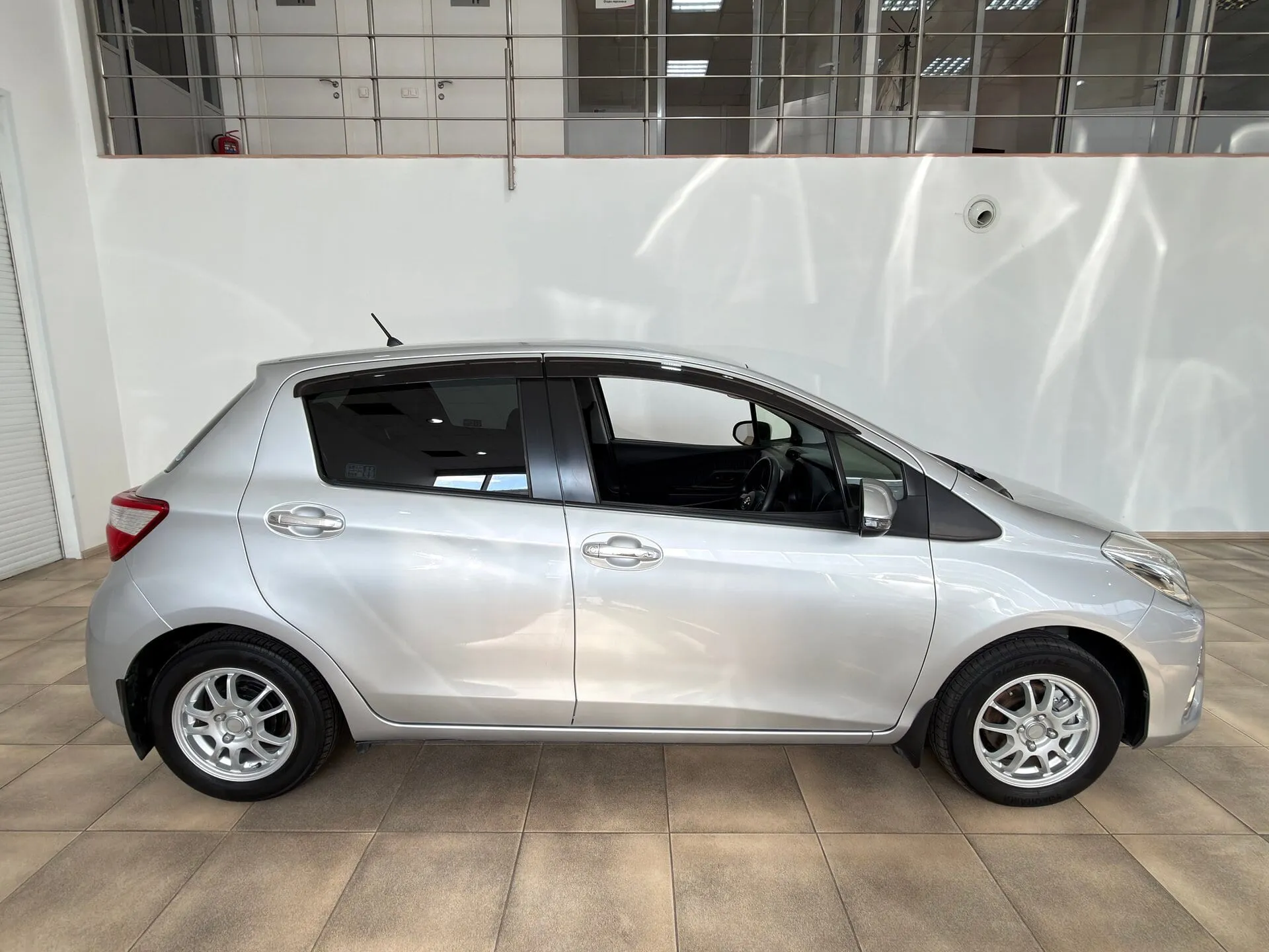 Toyota Vitz — фото 7 из 33