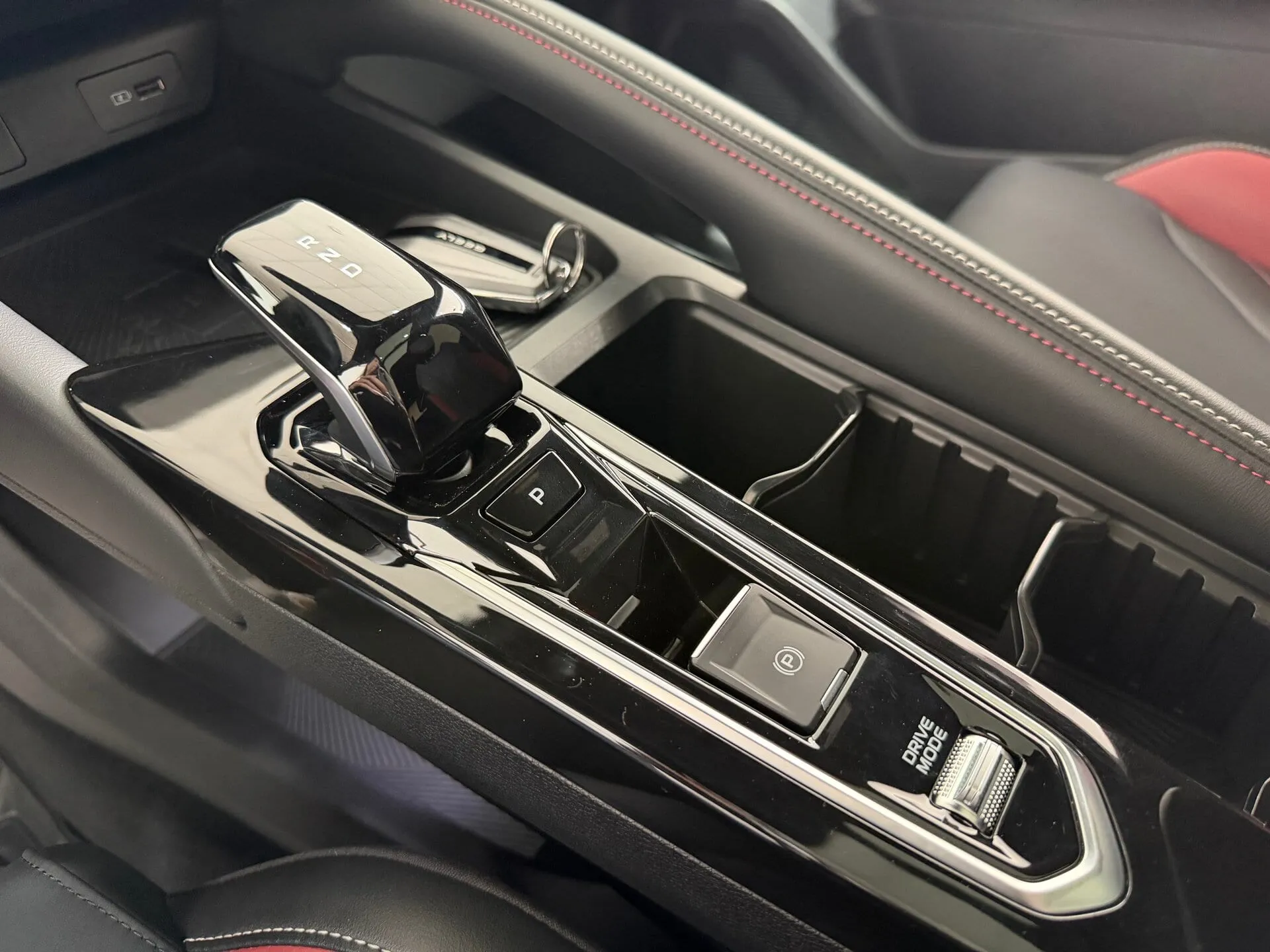 Geely Coolray — фото 13 из 40