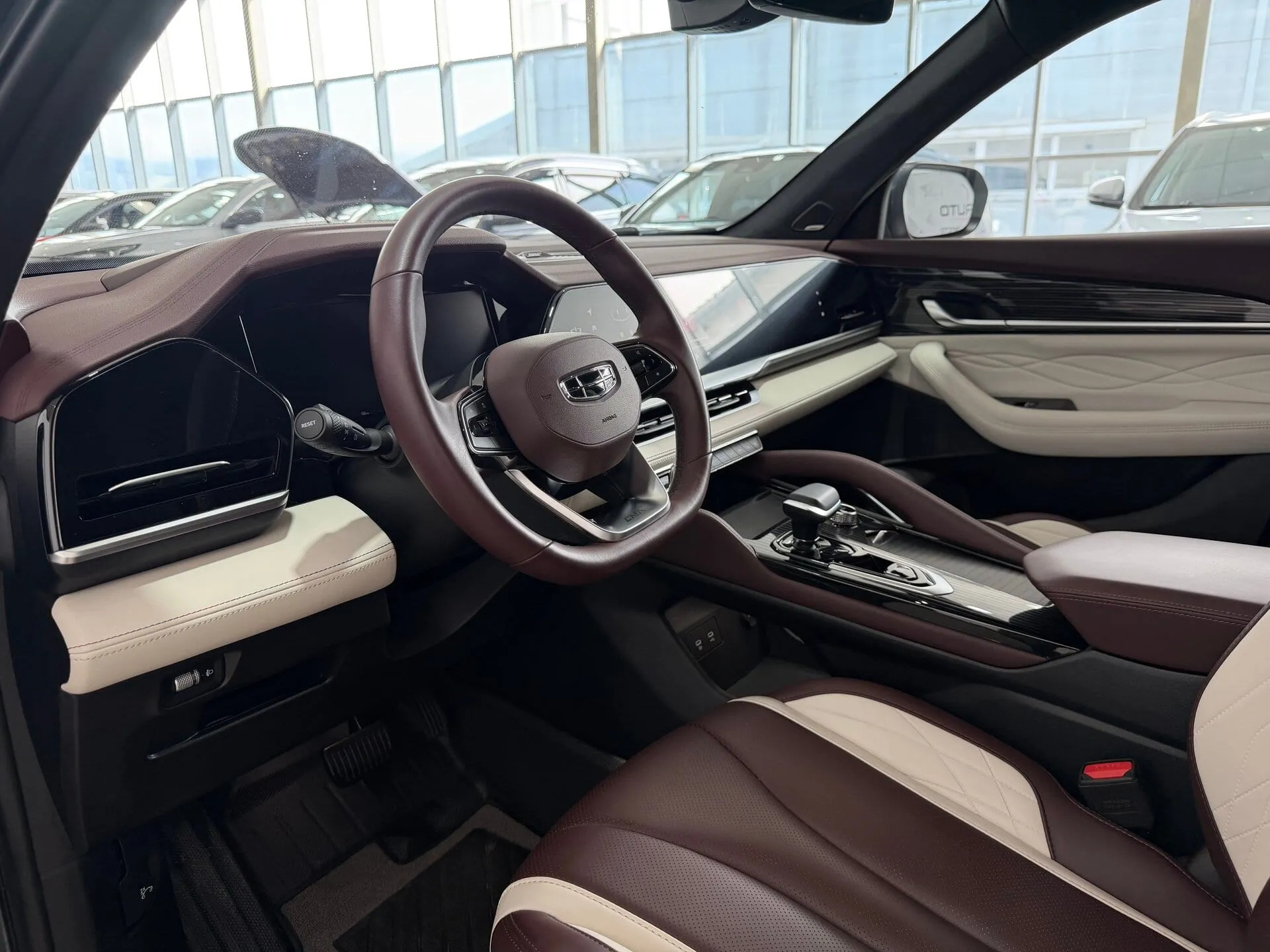 Geely Monjaro — фото 8 из 42