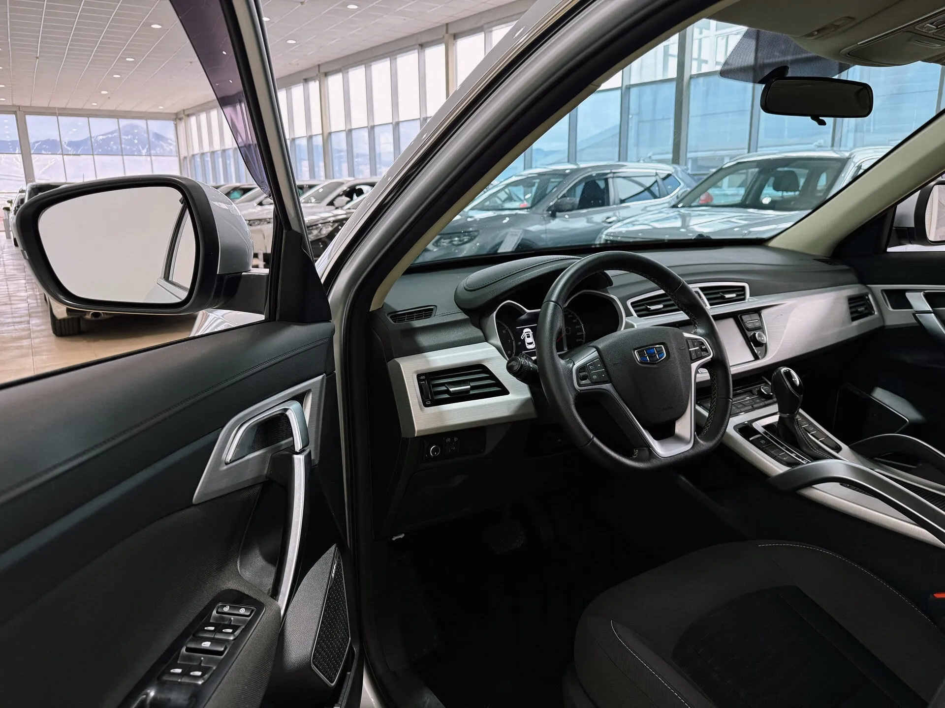 Geely Atlas — фото 8 из 33
