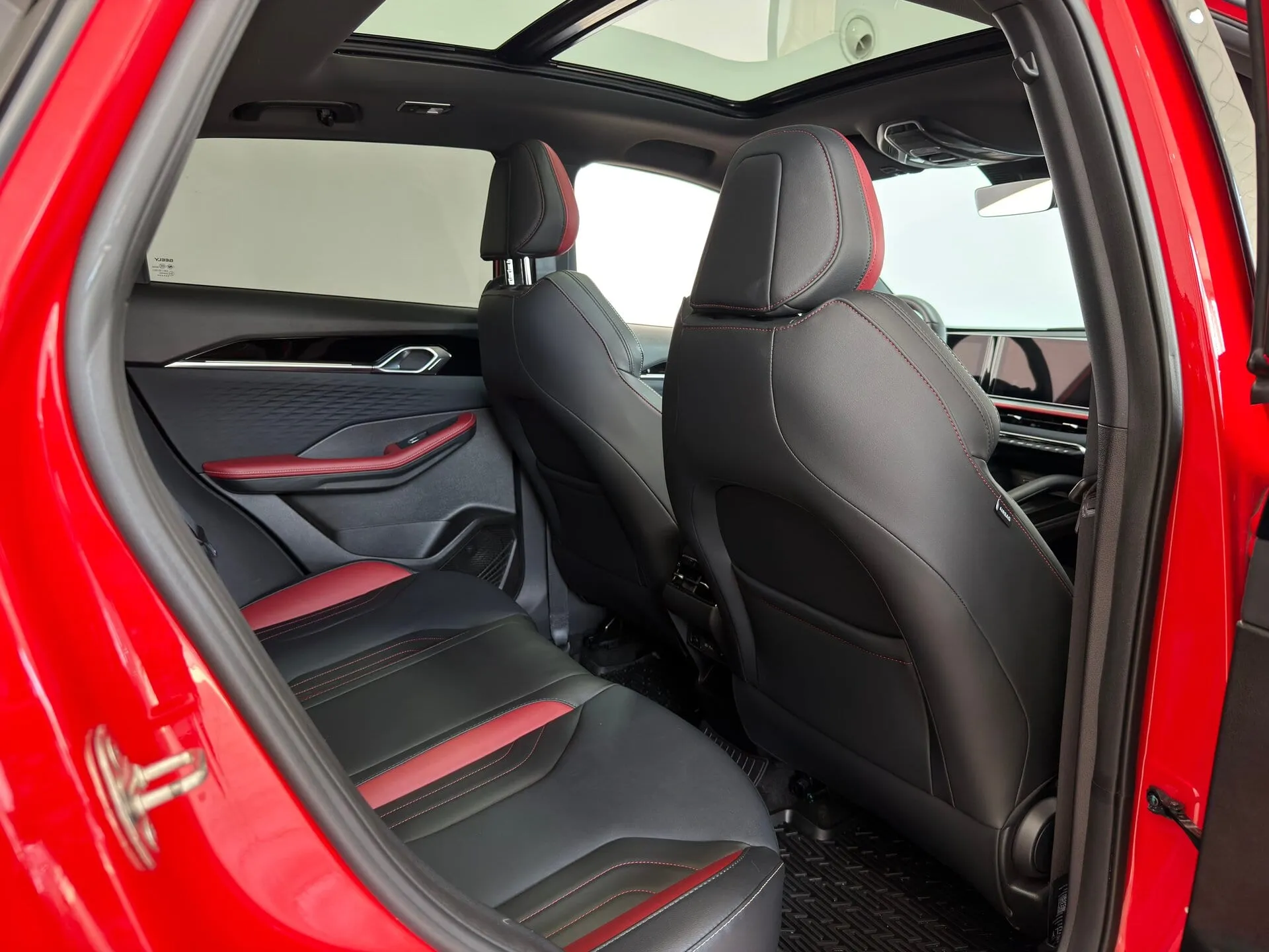 Geely Coolray — фото 16 из 43