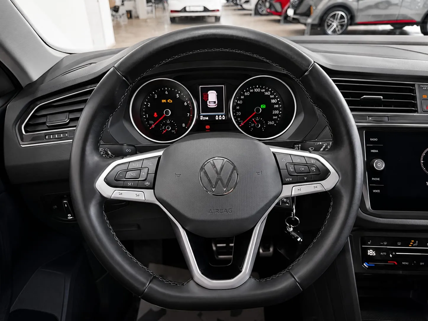 Volkswagen Tiguan — фото 11 из 36