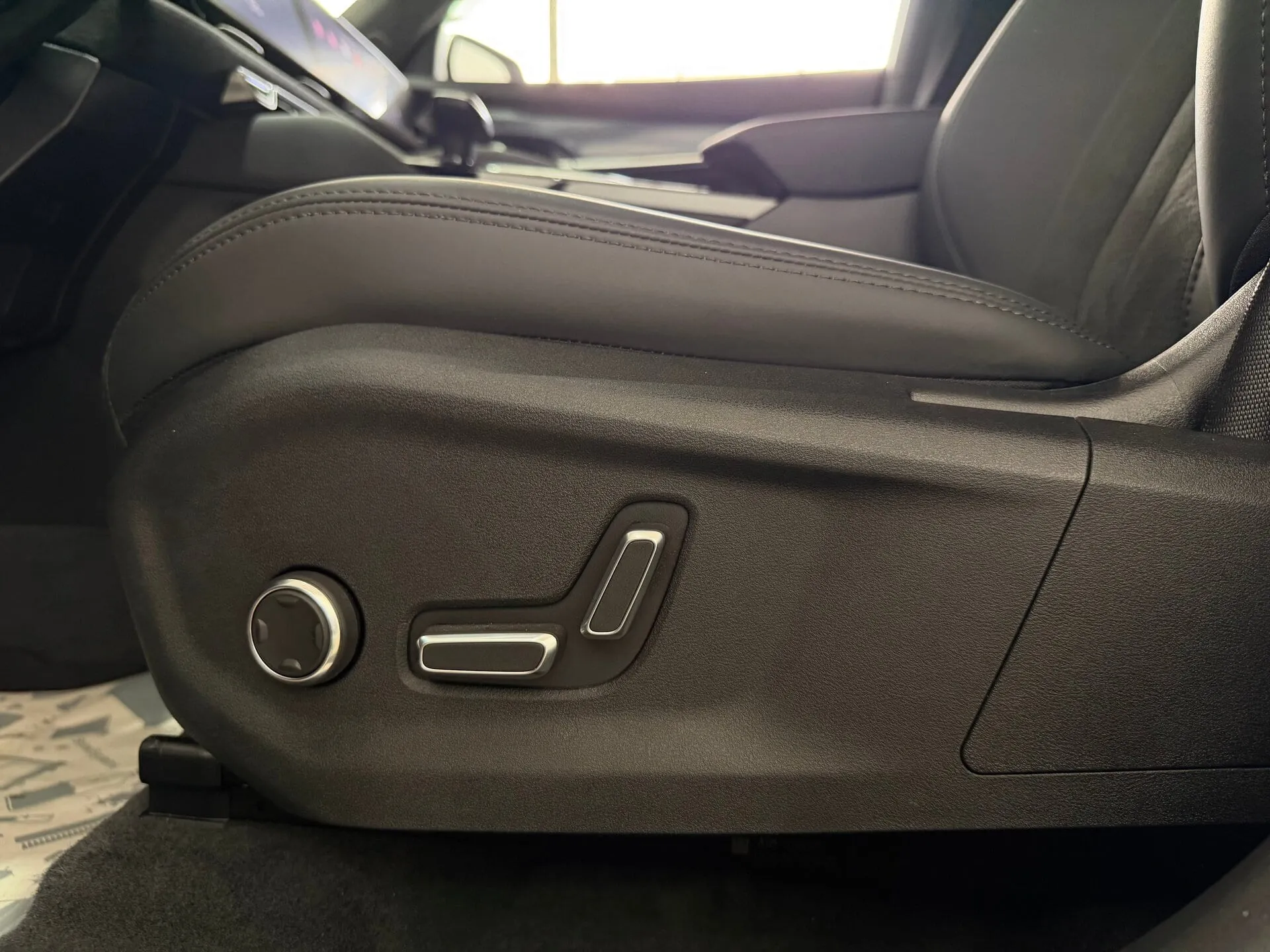 Geely Monjaro — фото 34 из 37