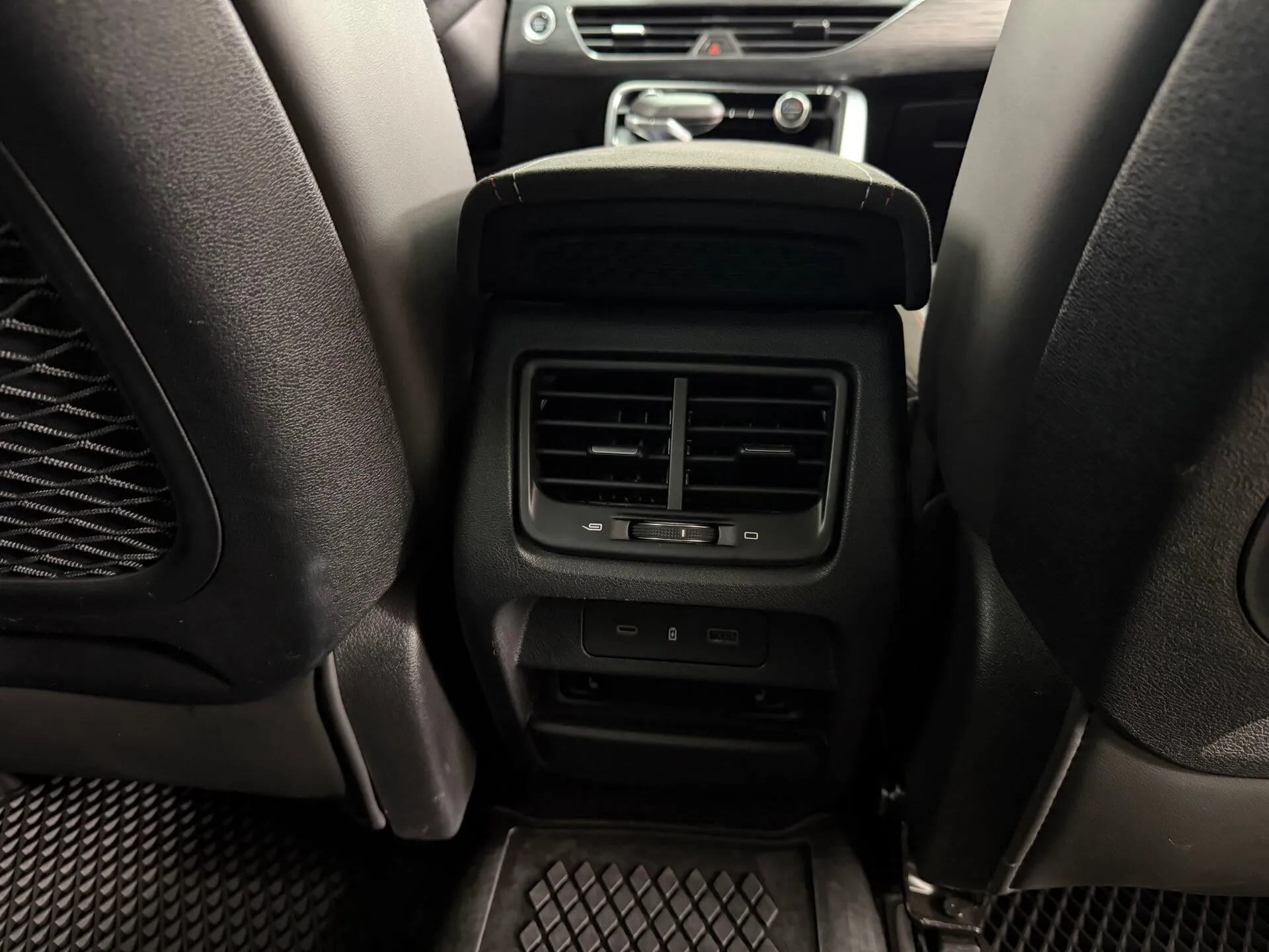 Geely Tugella — фото 28 из 41