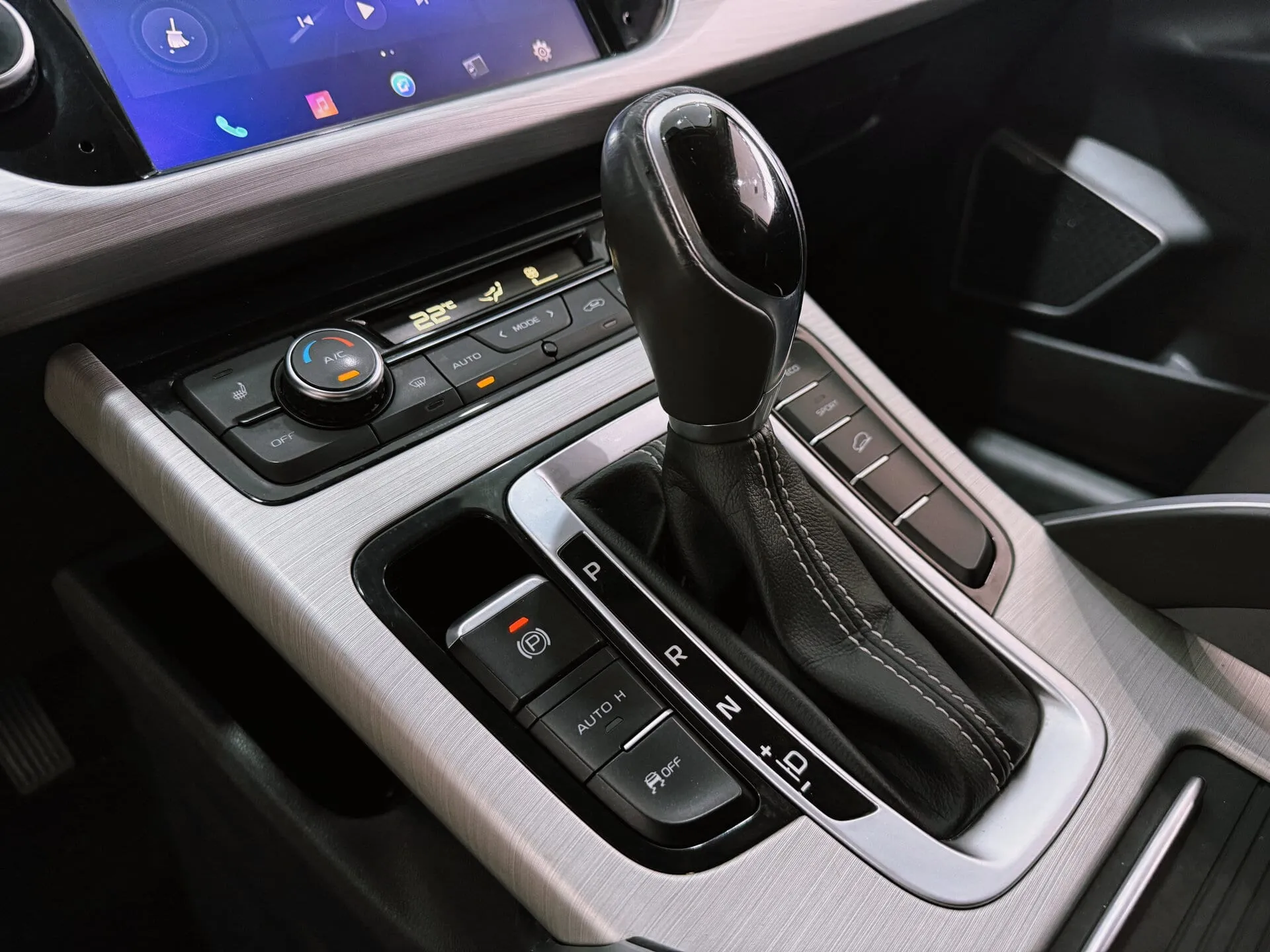 Geely Atlas — фото 14 из 33