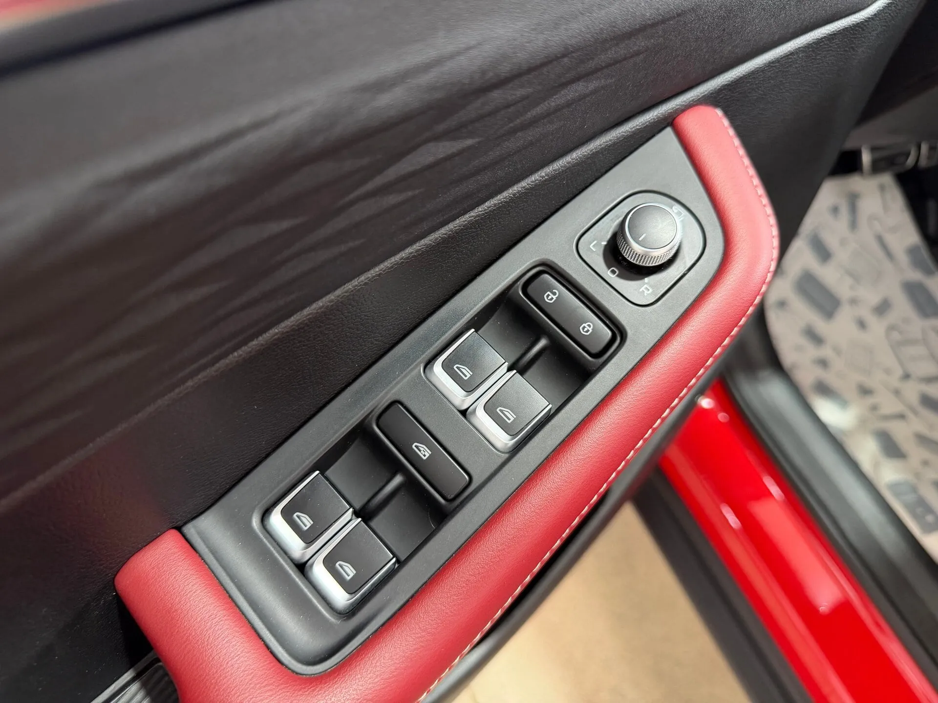 Geely Coolray — фото 32 из 40
