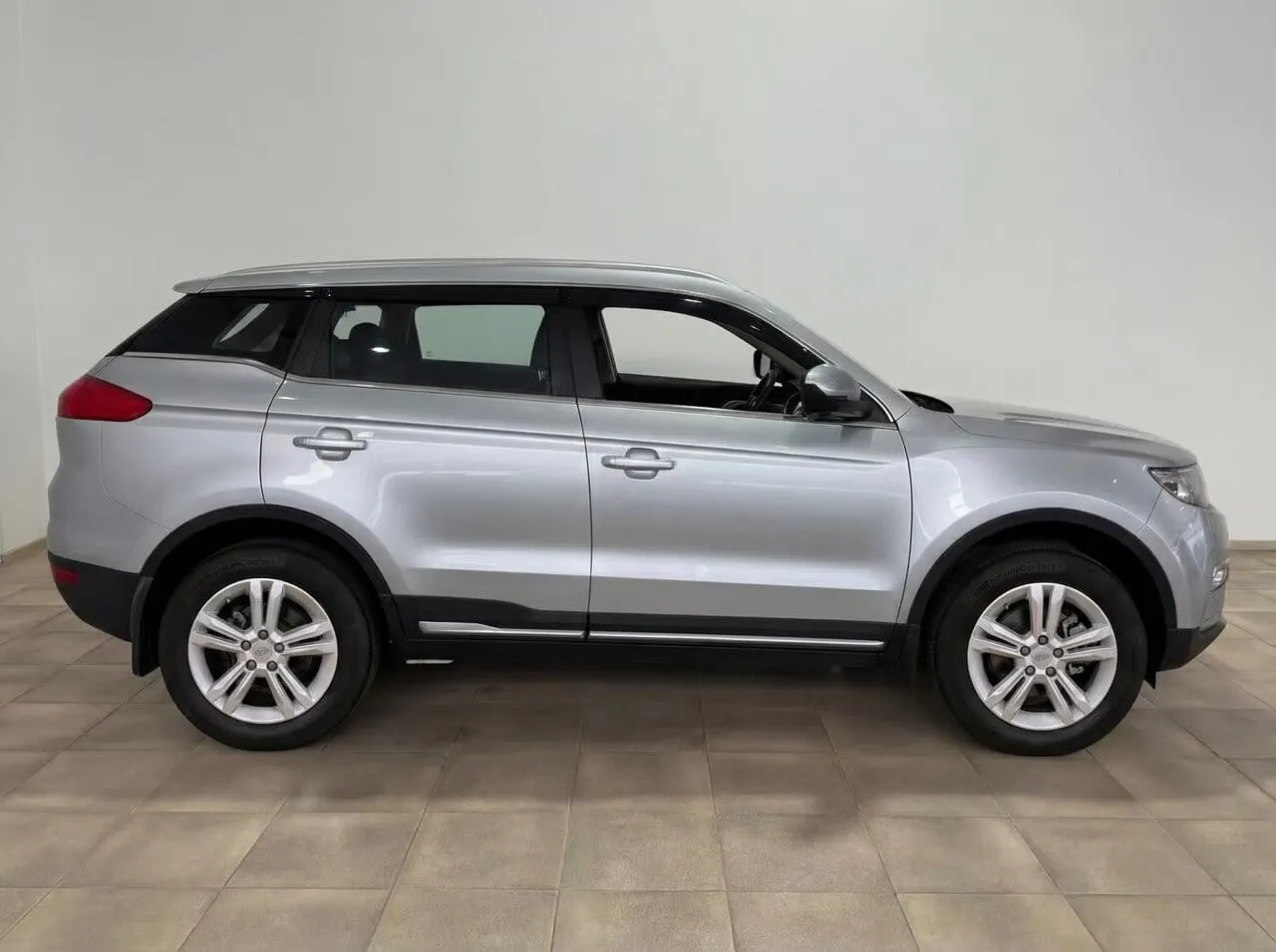 Geely Atlas — фото 7 из 33