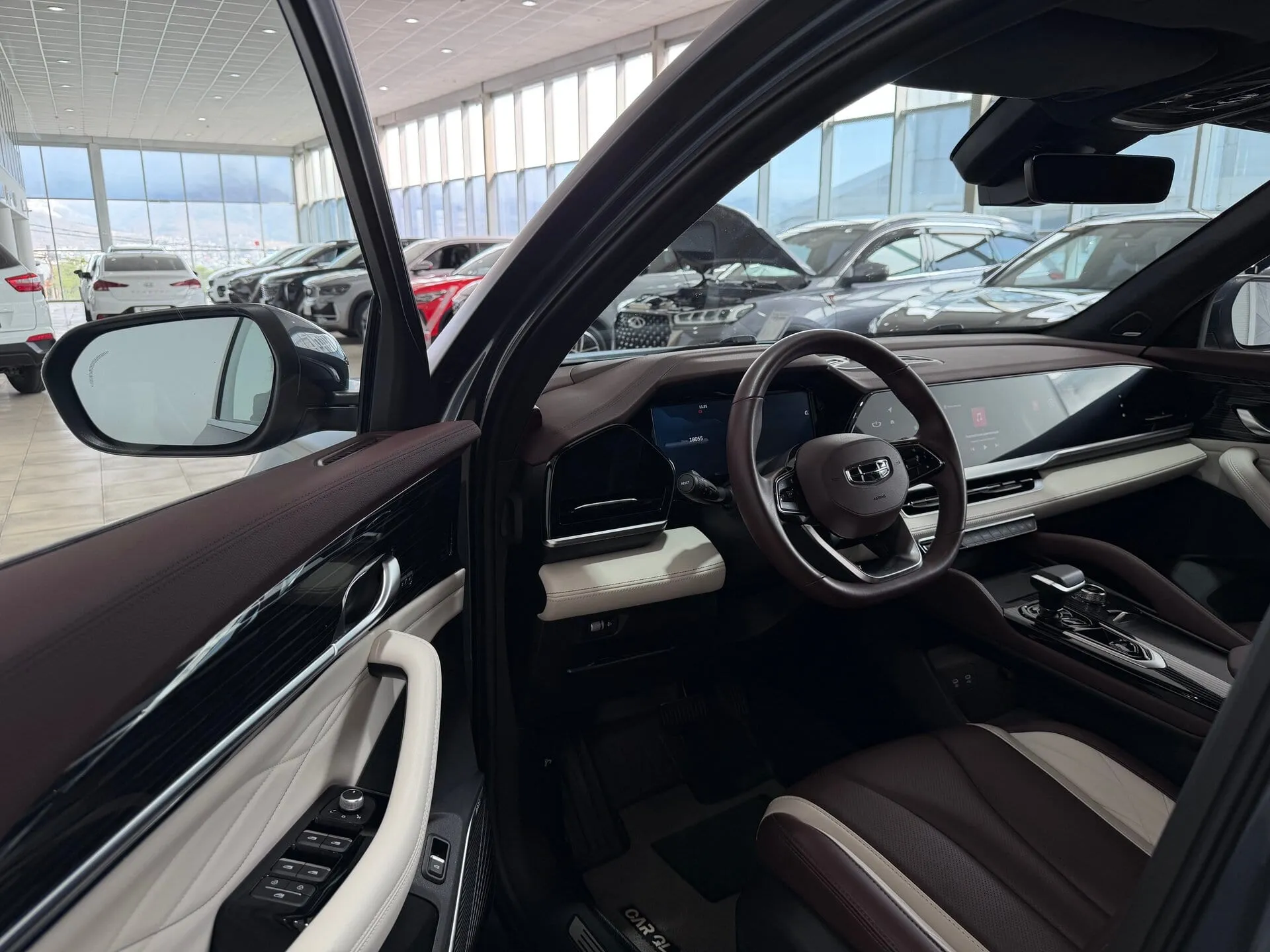 Geely Monjaro — фото 33 из 42