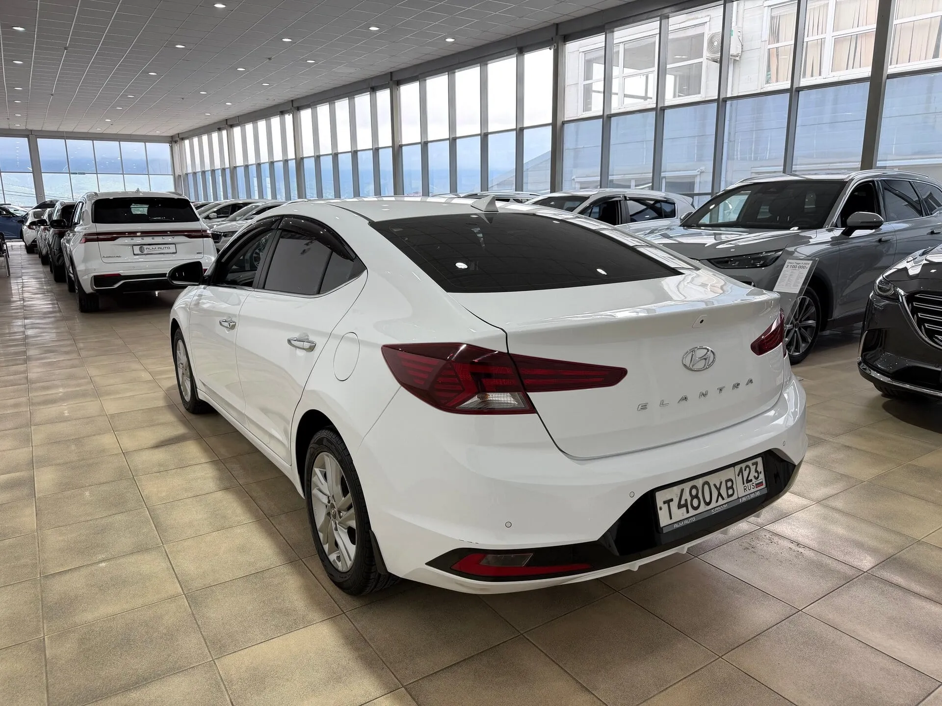 Hyundai Elantra — фото 6 из 34