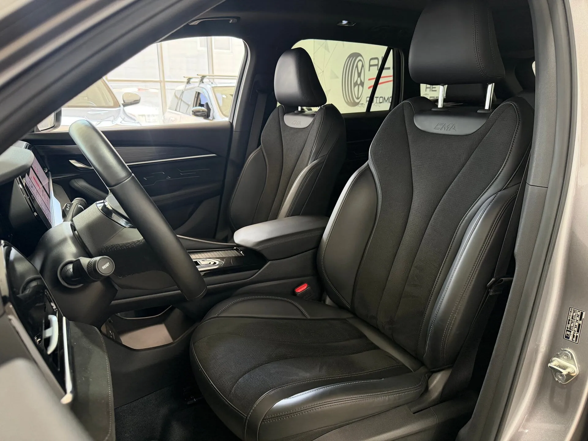 Geely Monjaro — фото 37 из 41