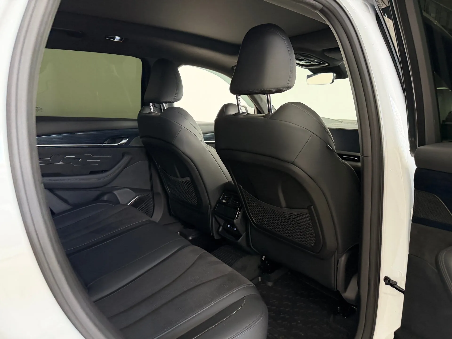 Geely Monjaro — фото 27 из 37