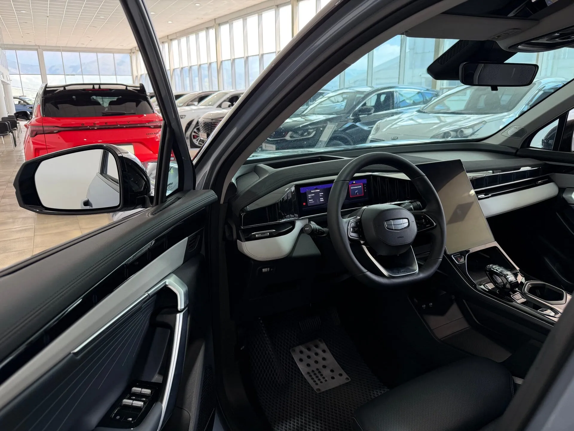 Geely Atlas — фото 8 из 44