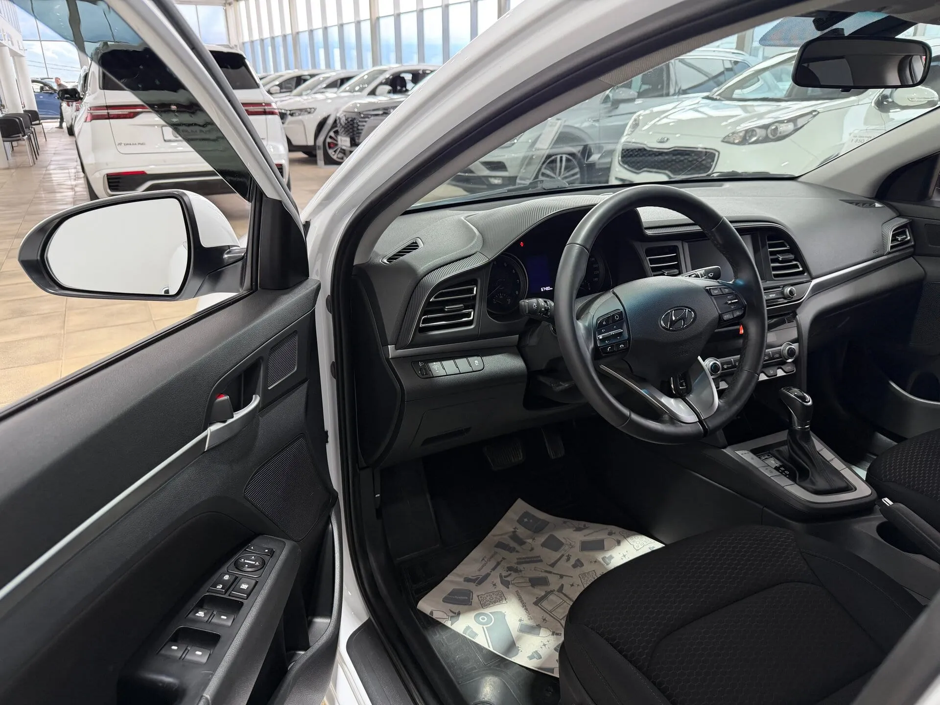 Hyundai Elantra — фото 8 из 34