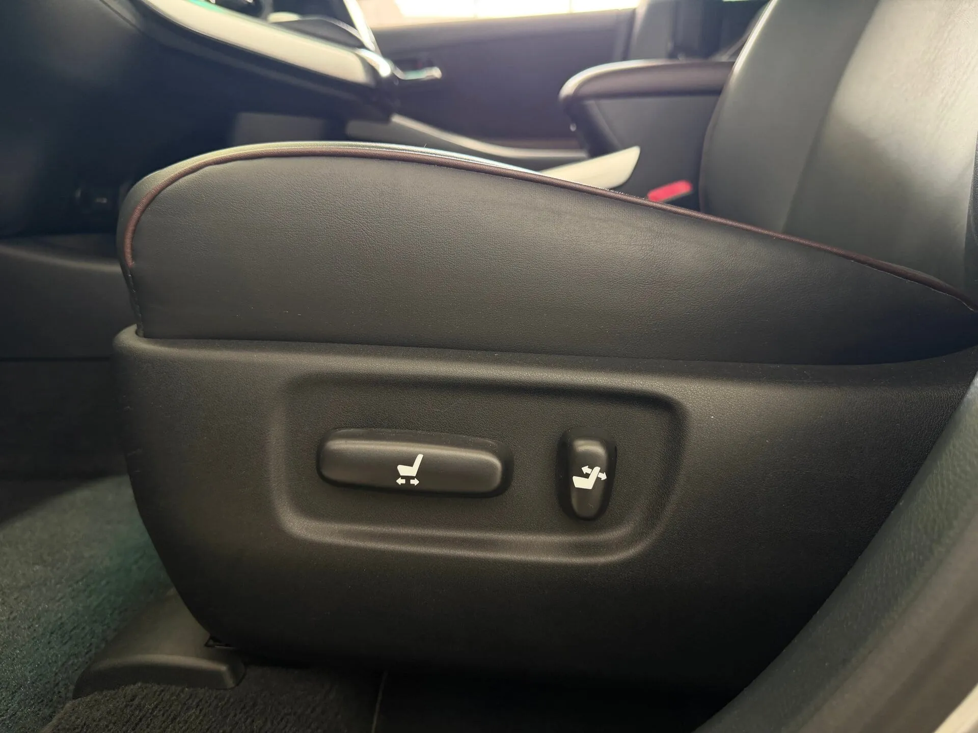 Toyota Sai — фото 31 из 33