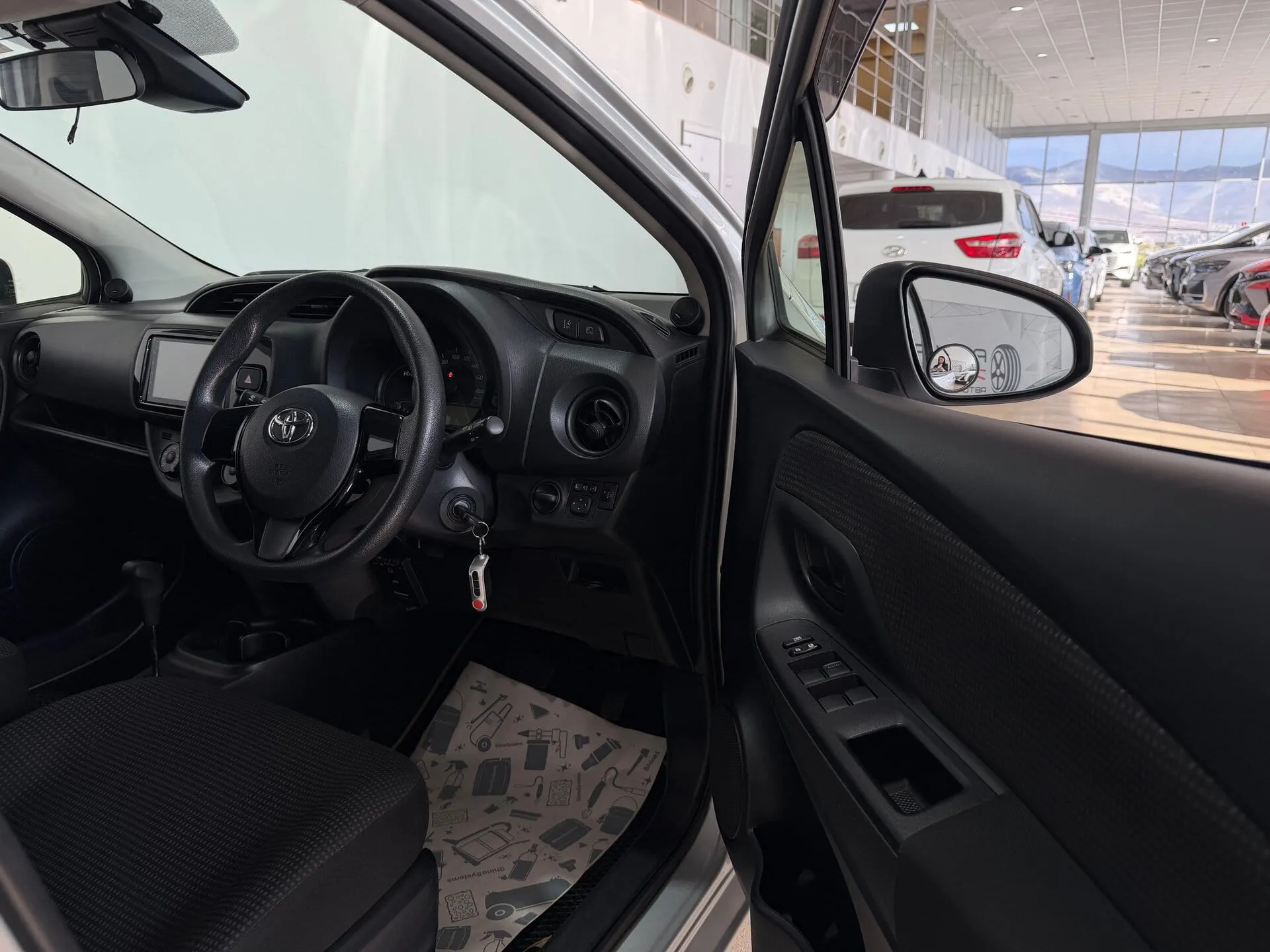 Toyota Vitz — фото 8 из 33