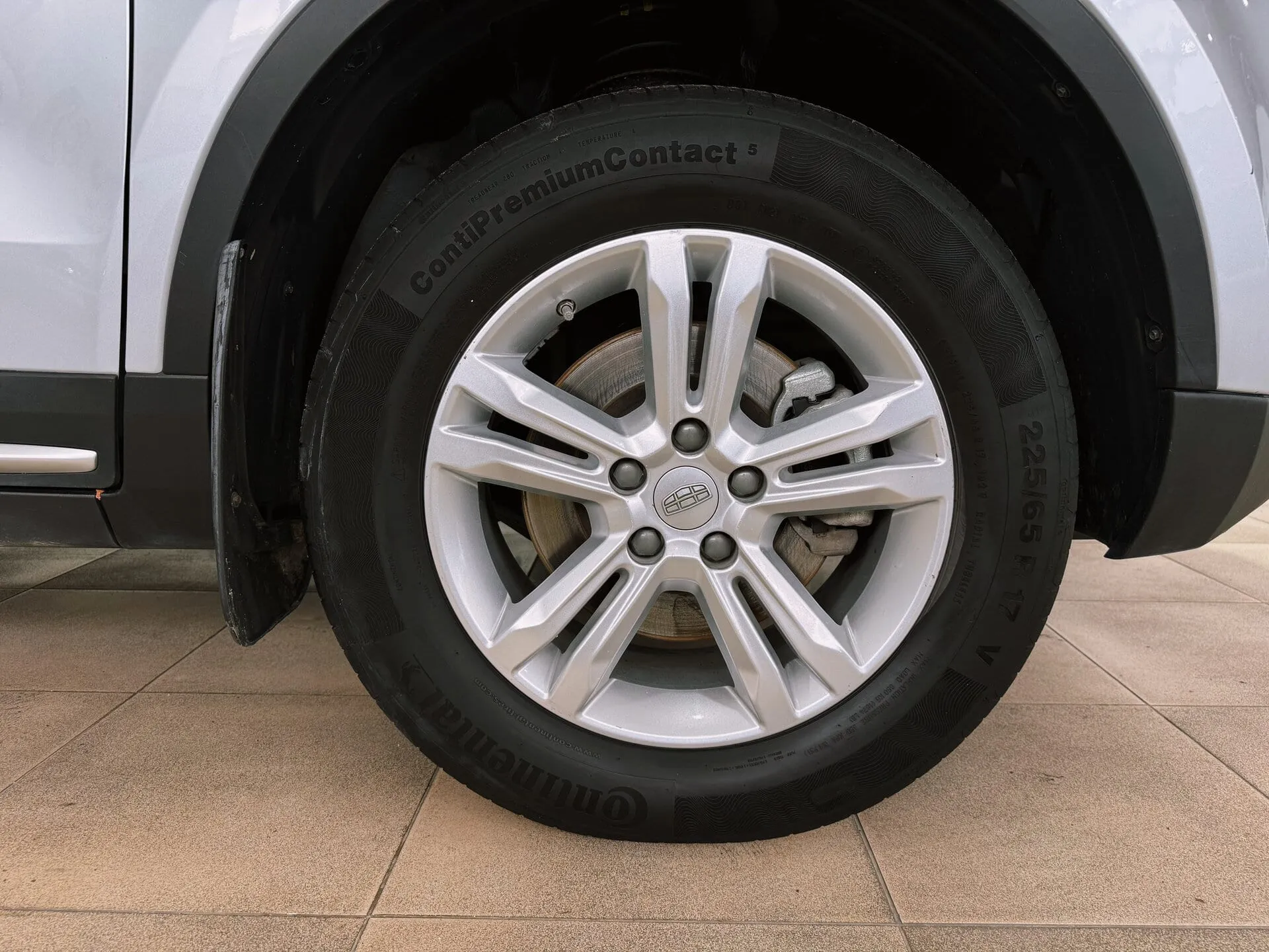 Geely Atlas — фото 21 из 33