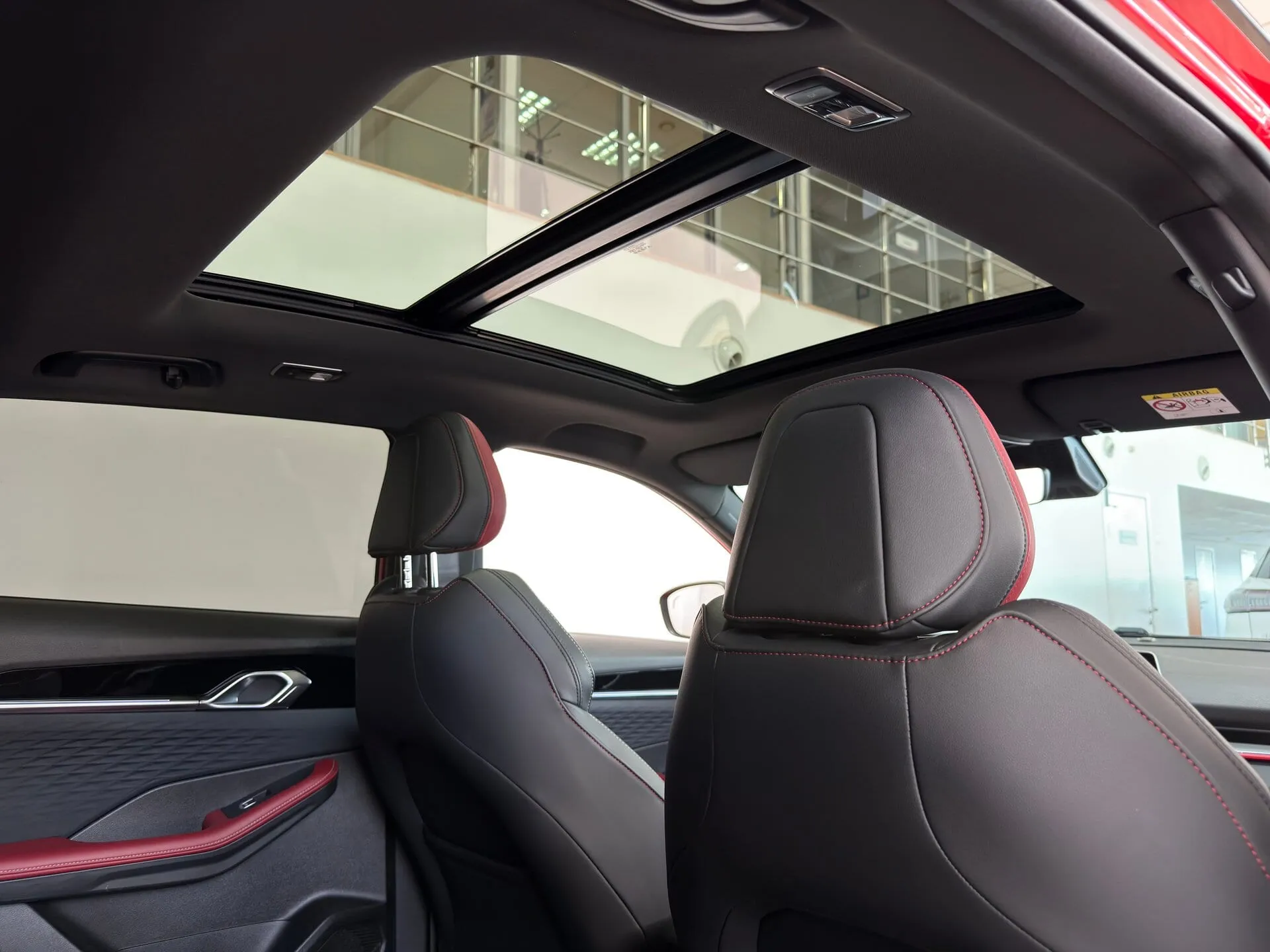 Geely Coolray — фото 15 из 43