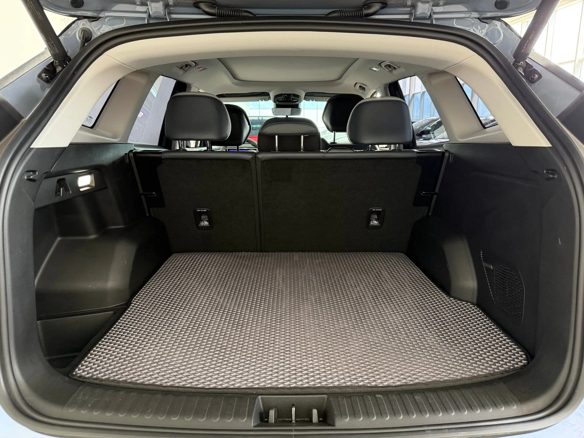 Geely Atlas — фото 26 из 44